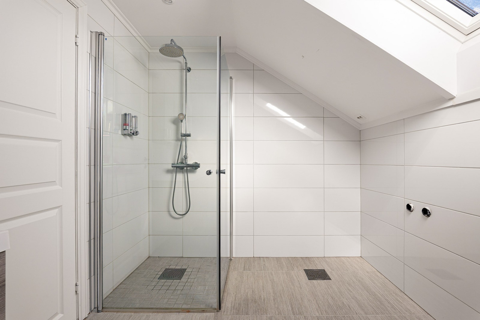 Legg merke til at også dette badet er tilrettelagt for et eventuelt badekar. Galleribilde