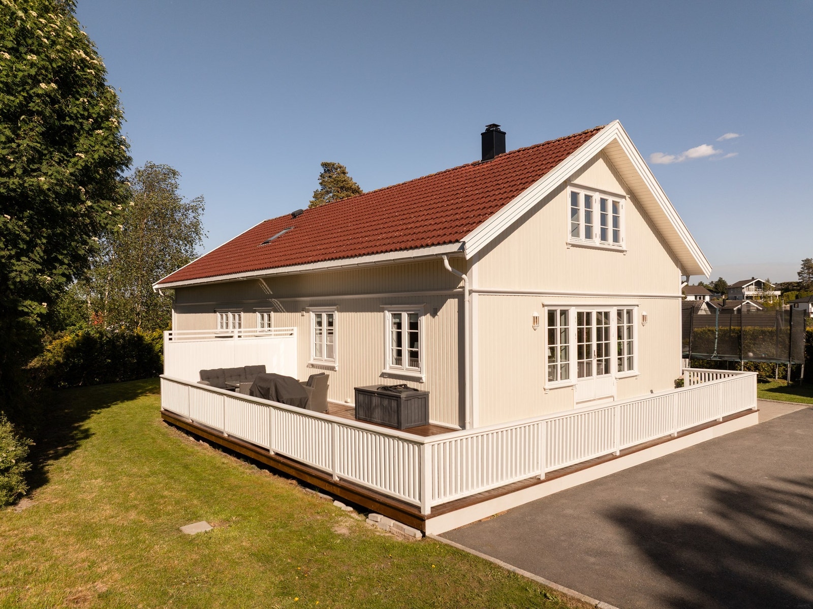 På den romslige vinkelterrassen er det sommerstid sol frem til mellom kl. 20 og 21. Hagen på denne siden er anlagt noe over på friareal i vest. Fotograf; Kristoffer Kristiansen. Galleribilde