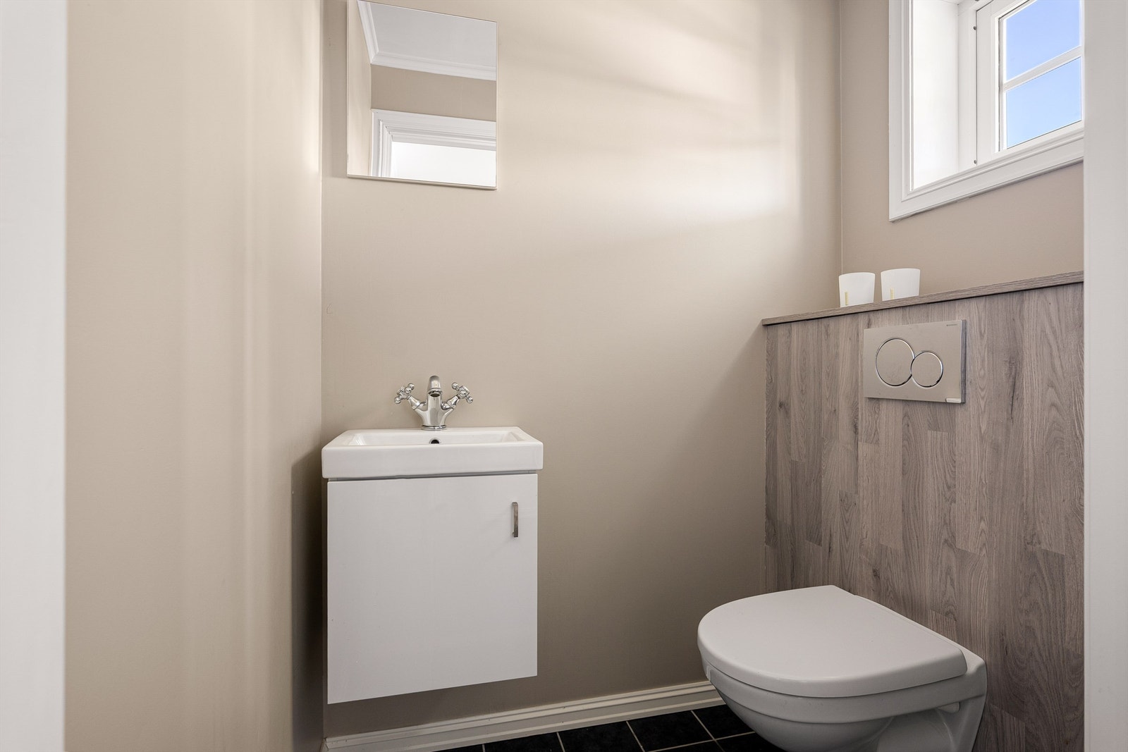 Toalettrom inngår også i første etasje. Dette har i likhet med badet flislagt gulv med varme. Galleribilde