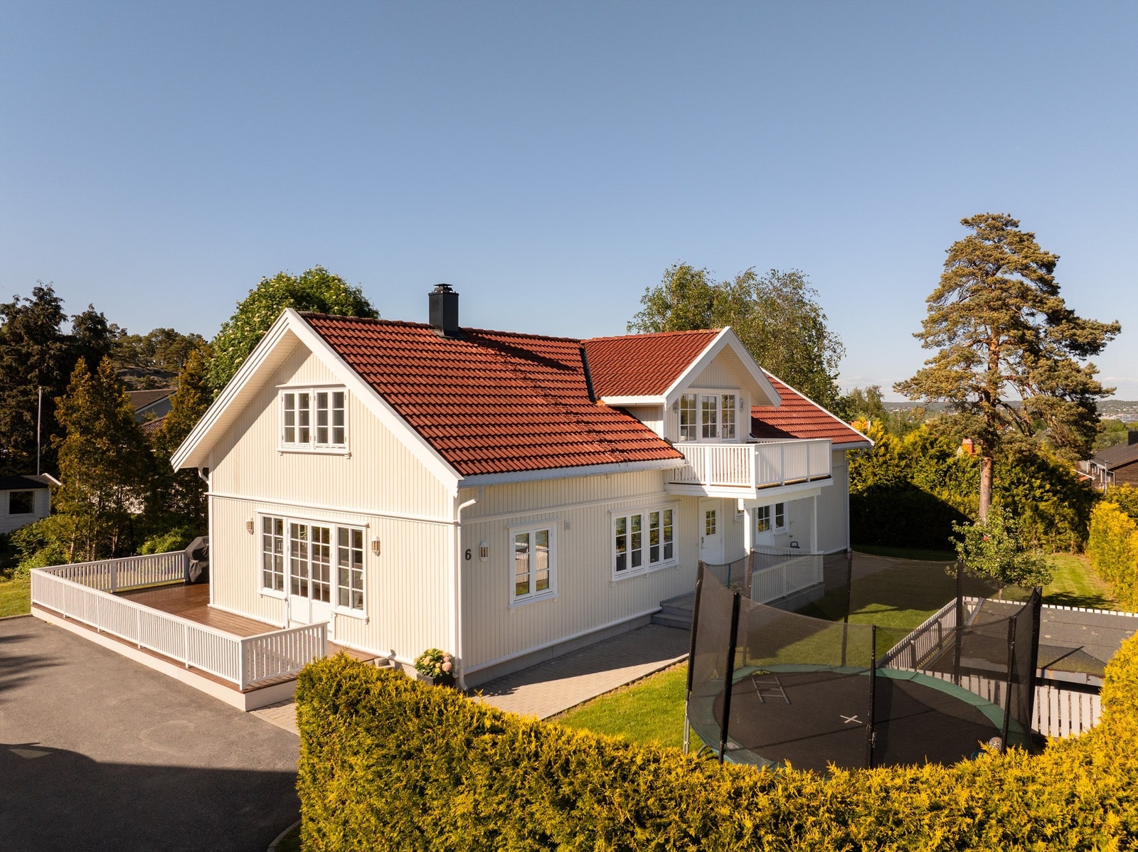 Tomten er på 638 kvm. og pent opparbeidet med en velstelt hage som er lite tidkrevende. Hekk begrenser innsyn. Galleribilde