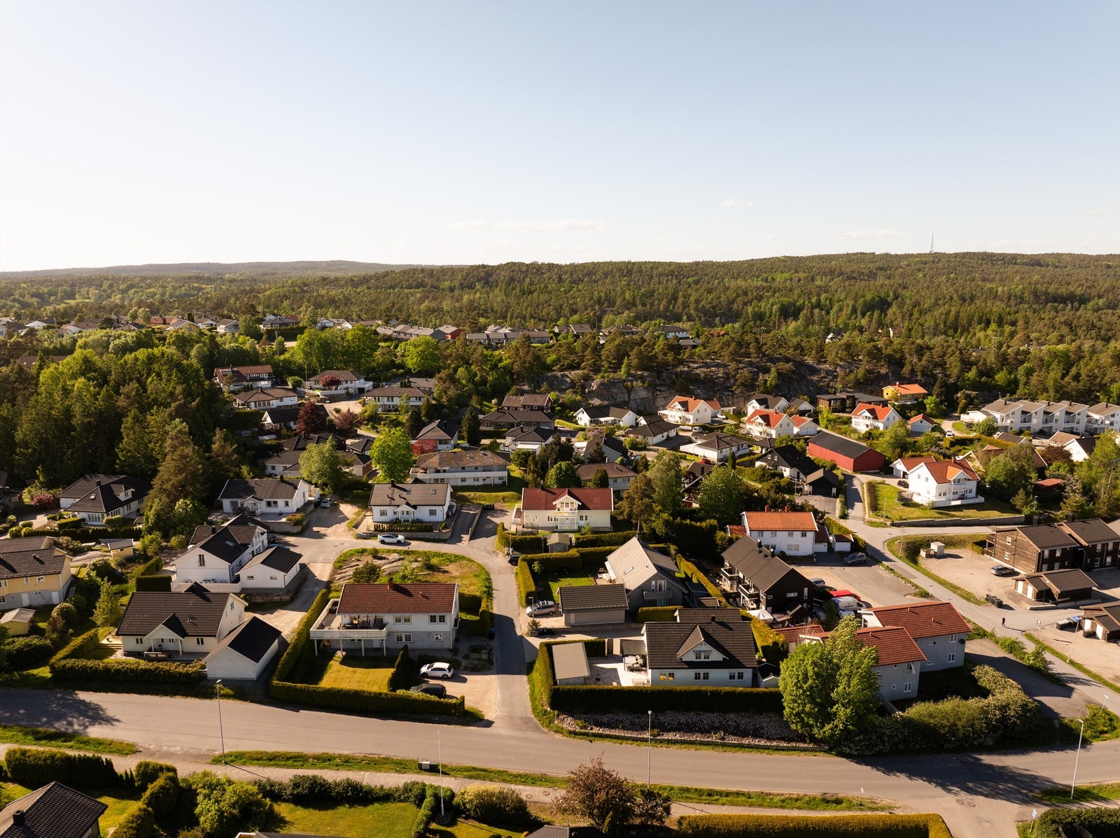 Med skog og mark like utenfor døren er det mye spennende terreng for barna å utforske. Galleribilde