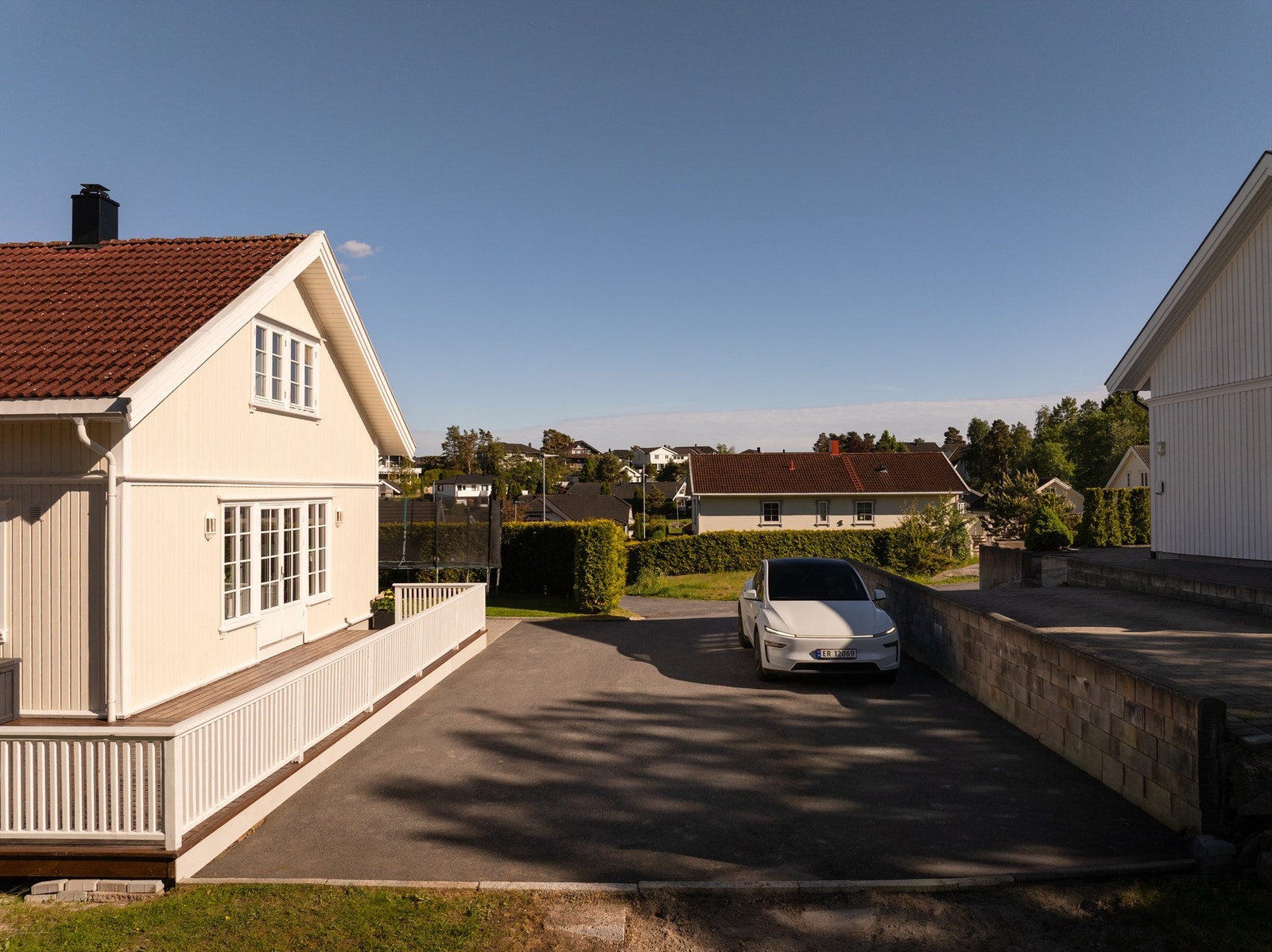 På den asfalterte og romslige gårdsplassen er det oppstillingsmulighet for flere biler. Galleribilde