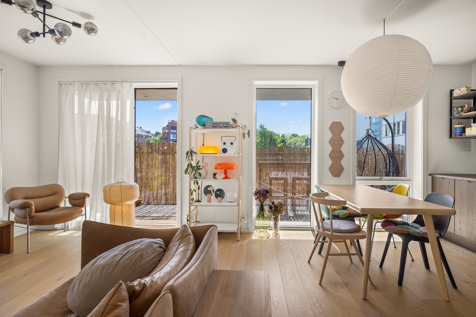 En moderne og arealeffektiv 3-roms hjørneleilighet fra 2022, med vannbåren varme og balansert ventilasjon. Foto: Martine Eren v/Martine Eren studio Galleribilde