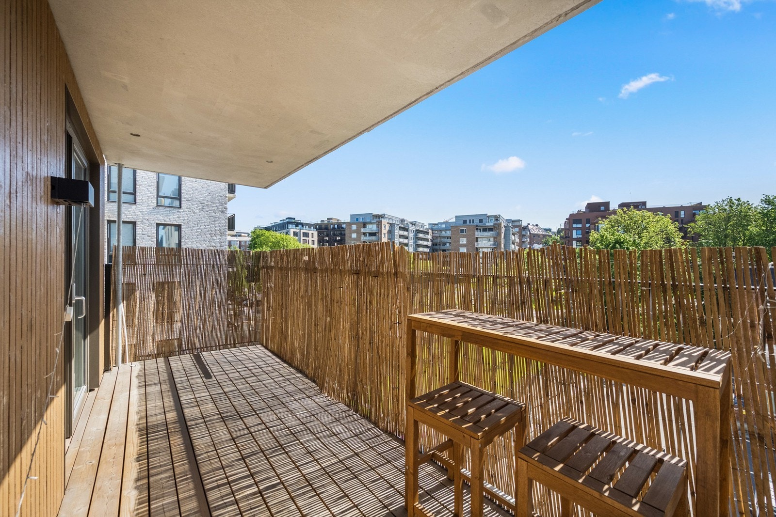 Leiligheten har to private uteplasser, og ligger sentralt på Ensjø med T-banestasjonen kun få minutters gange unna. Foto: Martine Eren v/Martine Eren studio Galleribilde