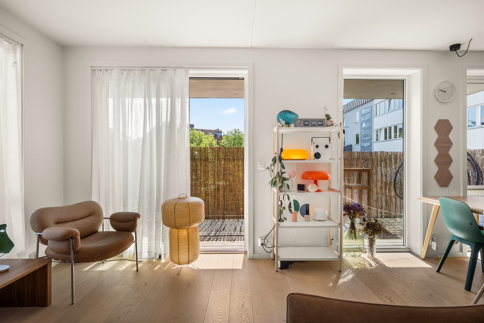 Store vindusflater og skyvedør til balkongen slipper inn rikelig med dagslys. Vinduene har 3-lags glass for god isolasjon. Galleribilde