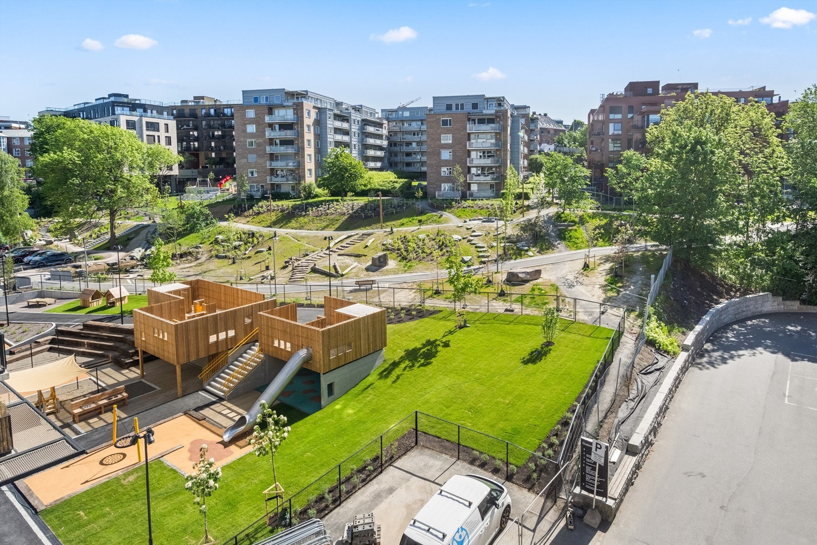 Nabolaget byr på flere lekeplasser og rekreasjonsområder, ideelt for barnefamilier. Galleribilde