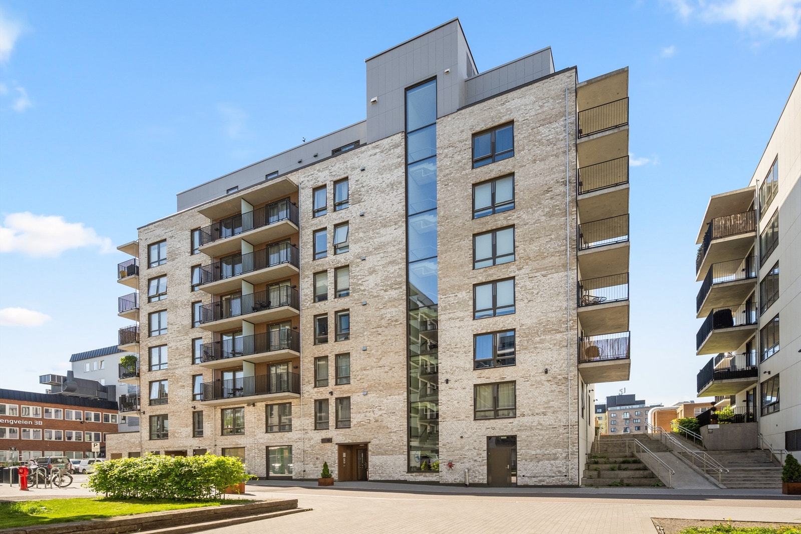 Moderne fasade og felles inngangsparti. Hele bygget er utstyrt med sprinkleranlegg. Galleribilde