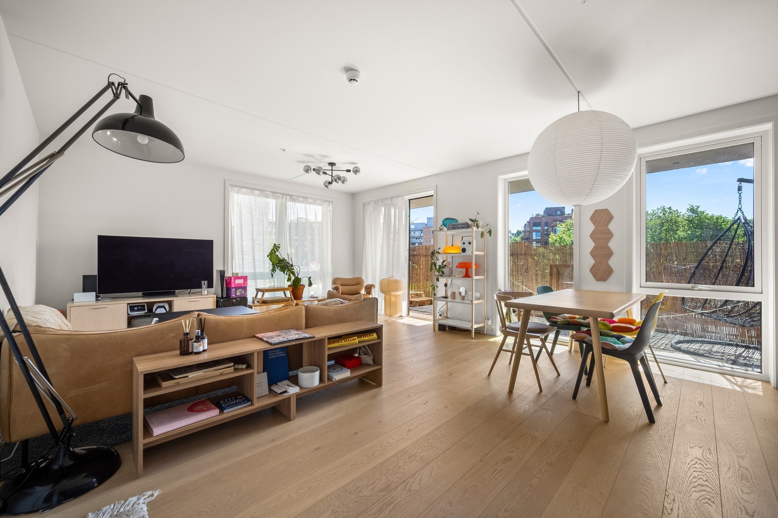 Stuen har god plass til både sofagruppe og spisebord. Galleribilde