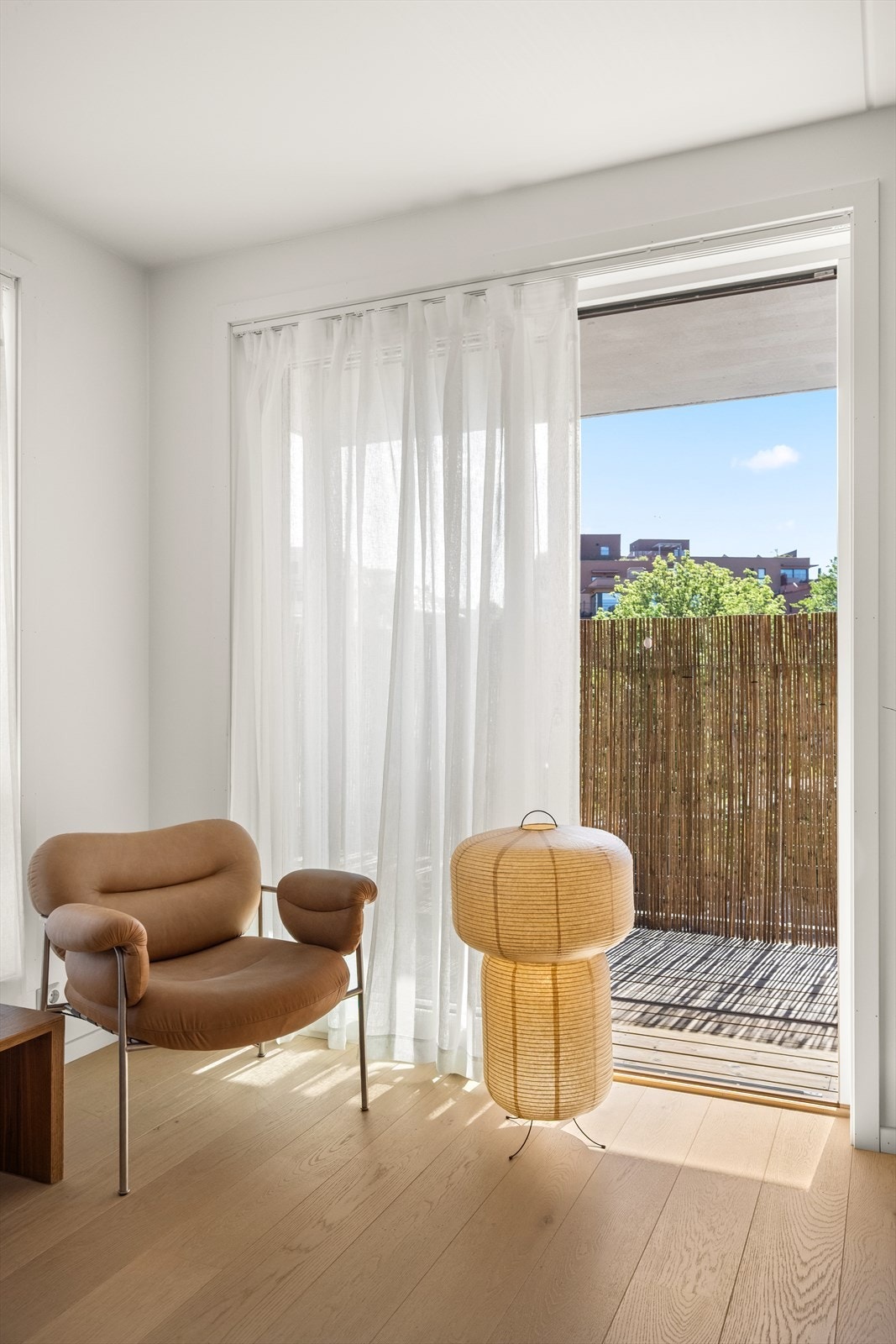 Utgangen til balkongen forlenger stuen på sommerhalvåret. Galleribilde