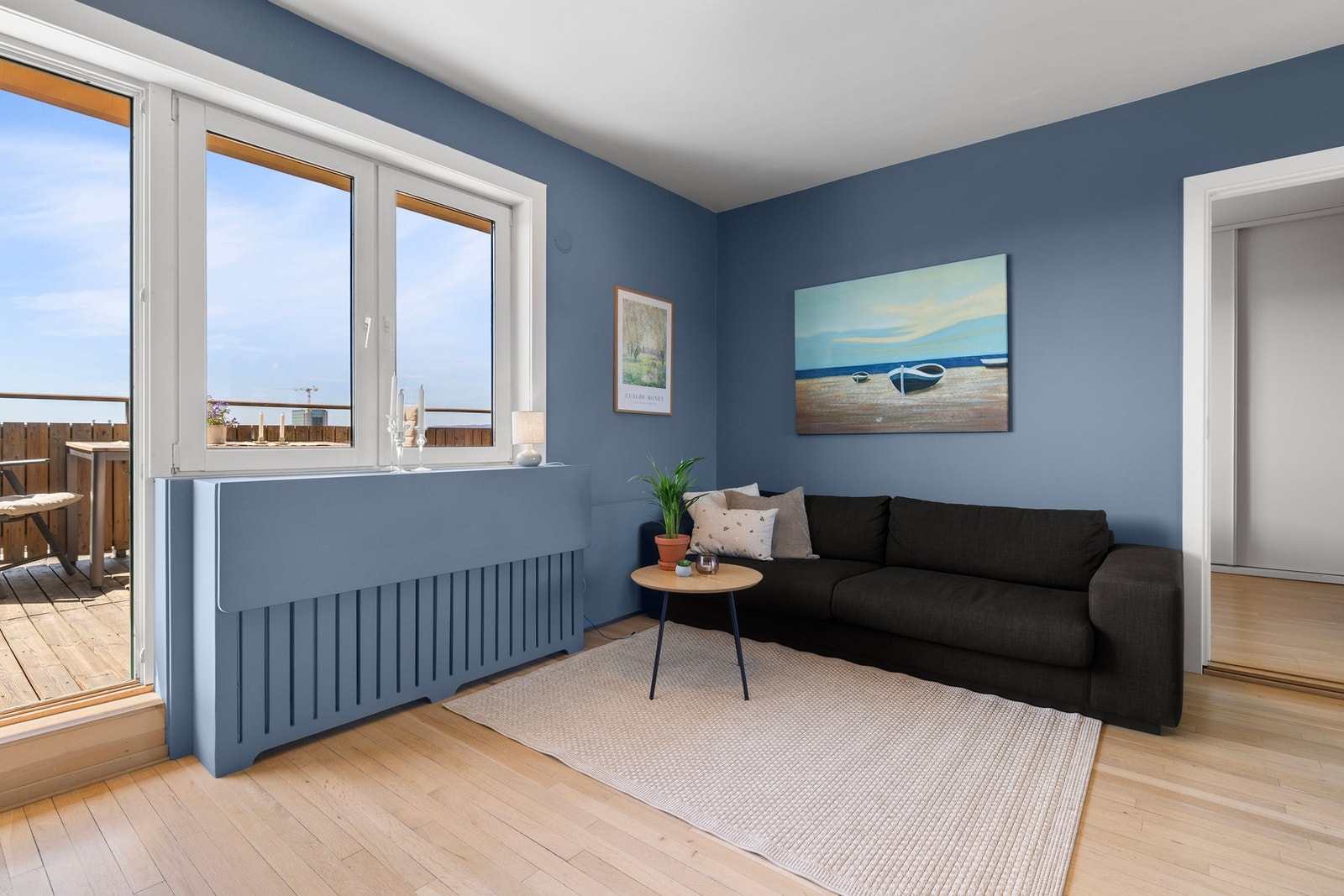 Radiatorer med forsyning av varmtvann fra fjernvarmeanlegg. Fyring er inkl. i felleskostnadene (akonto). Galleribilde