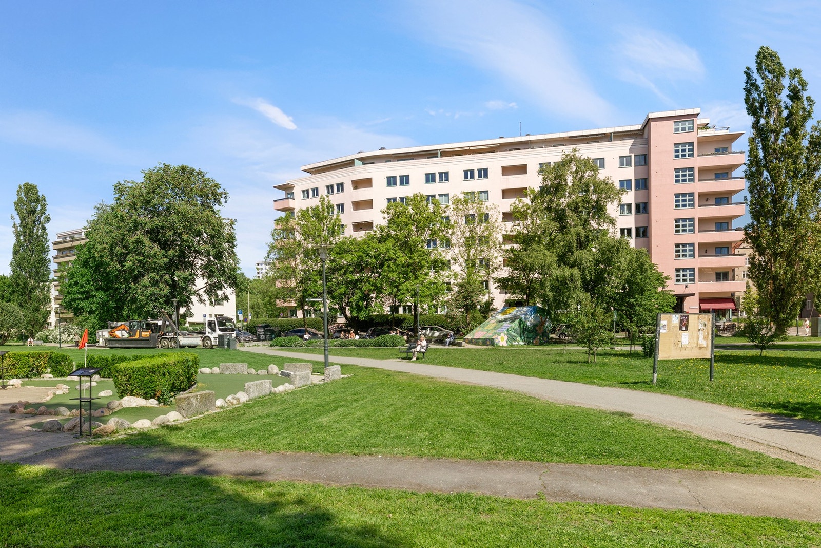 Fasade. Området foran bygget er regulert til friområde. Galleribilde