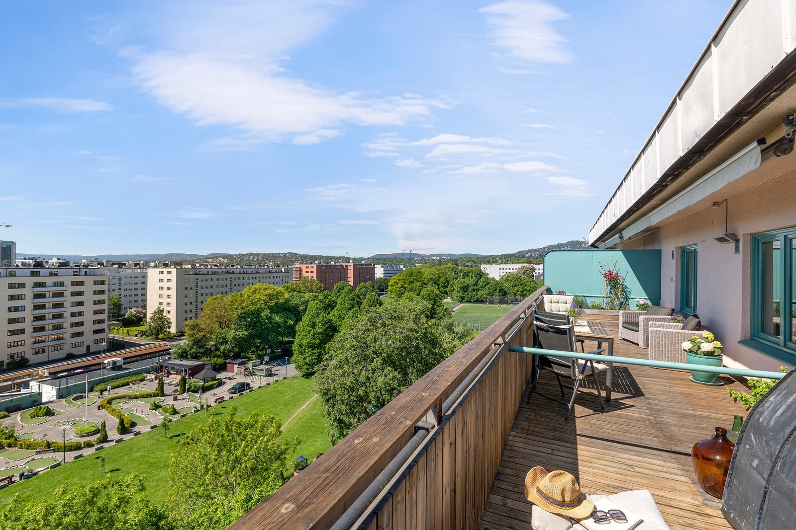 Takterrassen er på hele 20 m2, med god plass til flere sosiale soner. Markiseduker fra 2024. Galleribilde