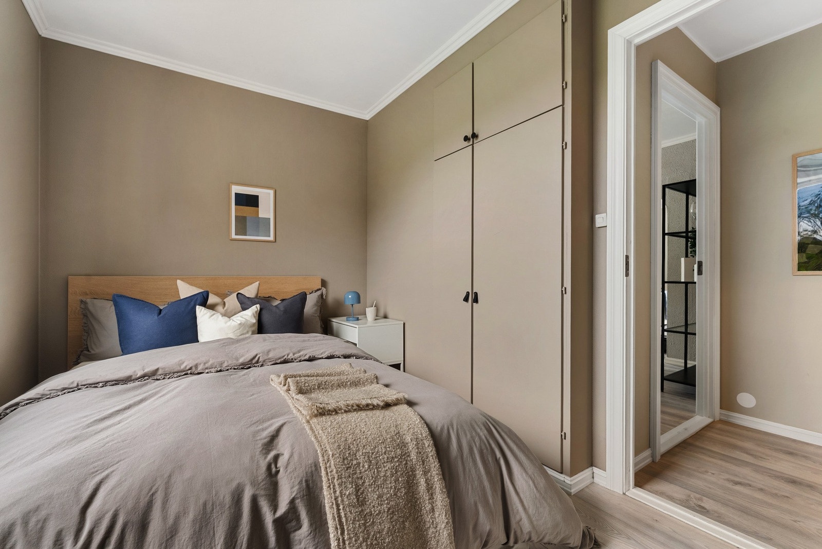 Her har man integrert garderobe og plass til dobbeltseng og evt pult foran. Galleribilde