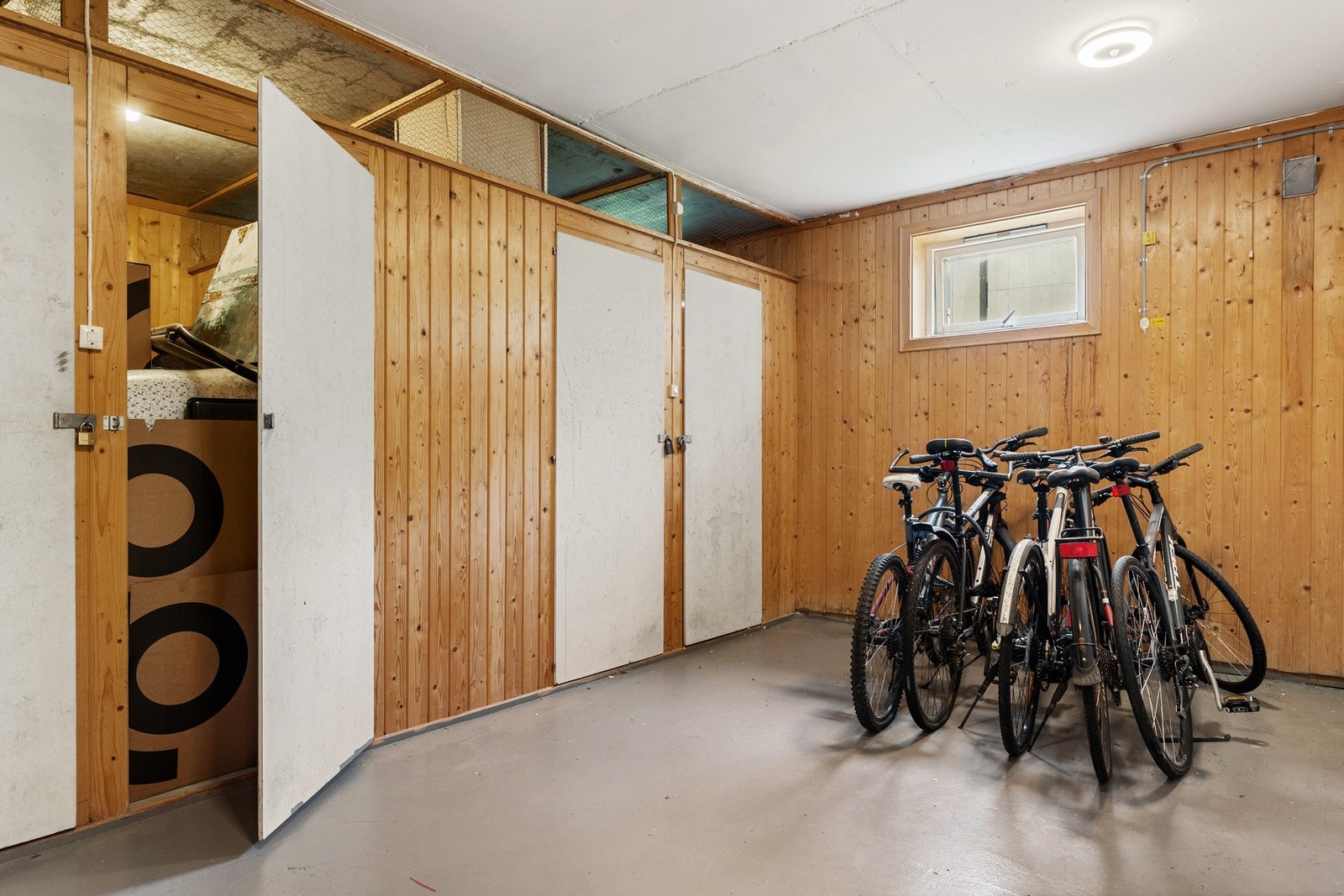 I kjelleren er det 2 eksterne boder som medfølger. Galleribilde