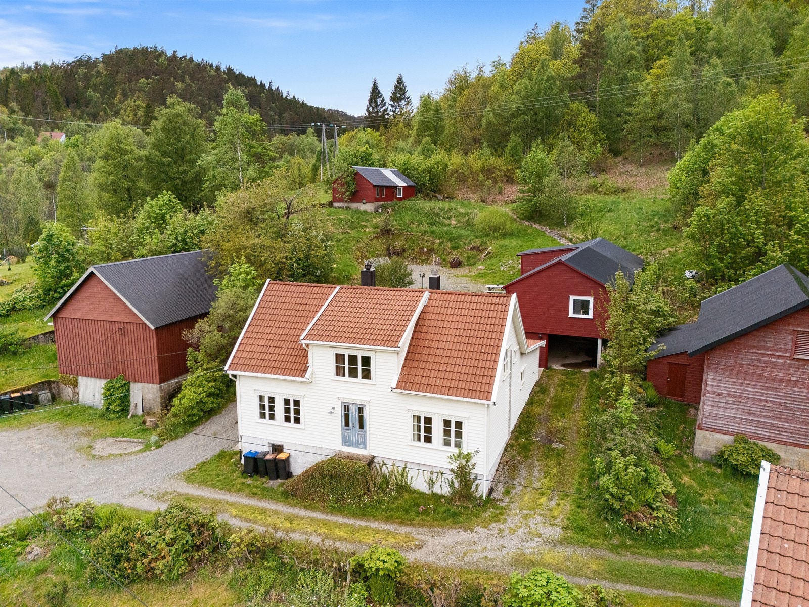 Eiendommen består av bolighuset, låven og et hønsehus. Galleribilde