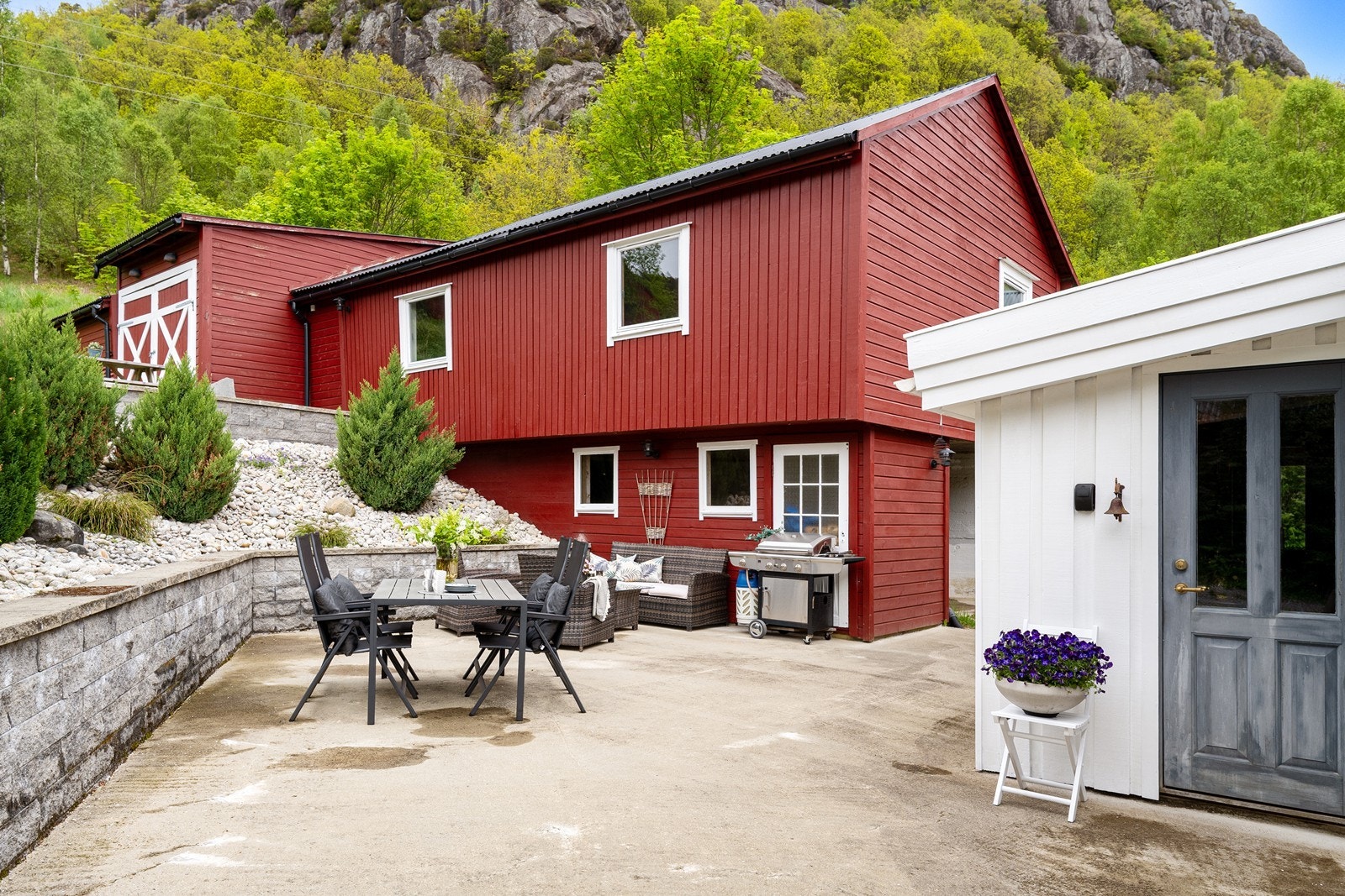 Flott uteområde mellom huset og låven. Galleribilde