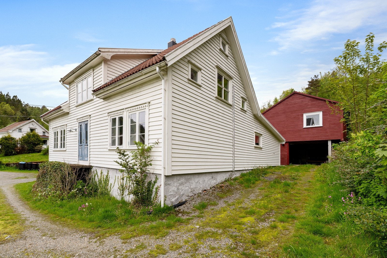 Fasade og innkjørsel til carporten. Galleribilde