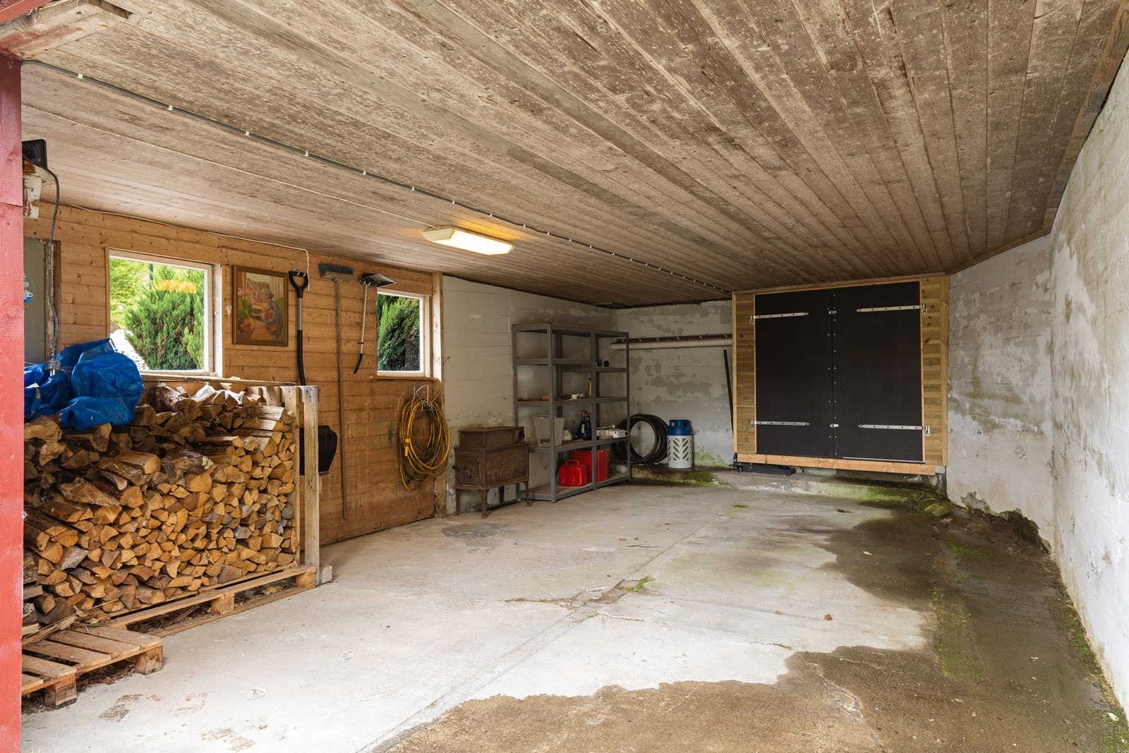 Carport i kjelleren på låven. Galleribilde