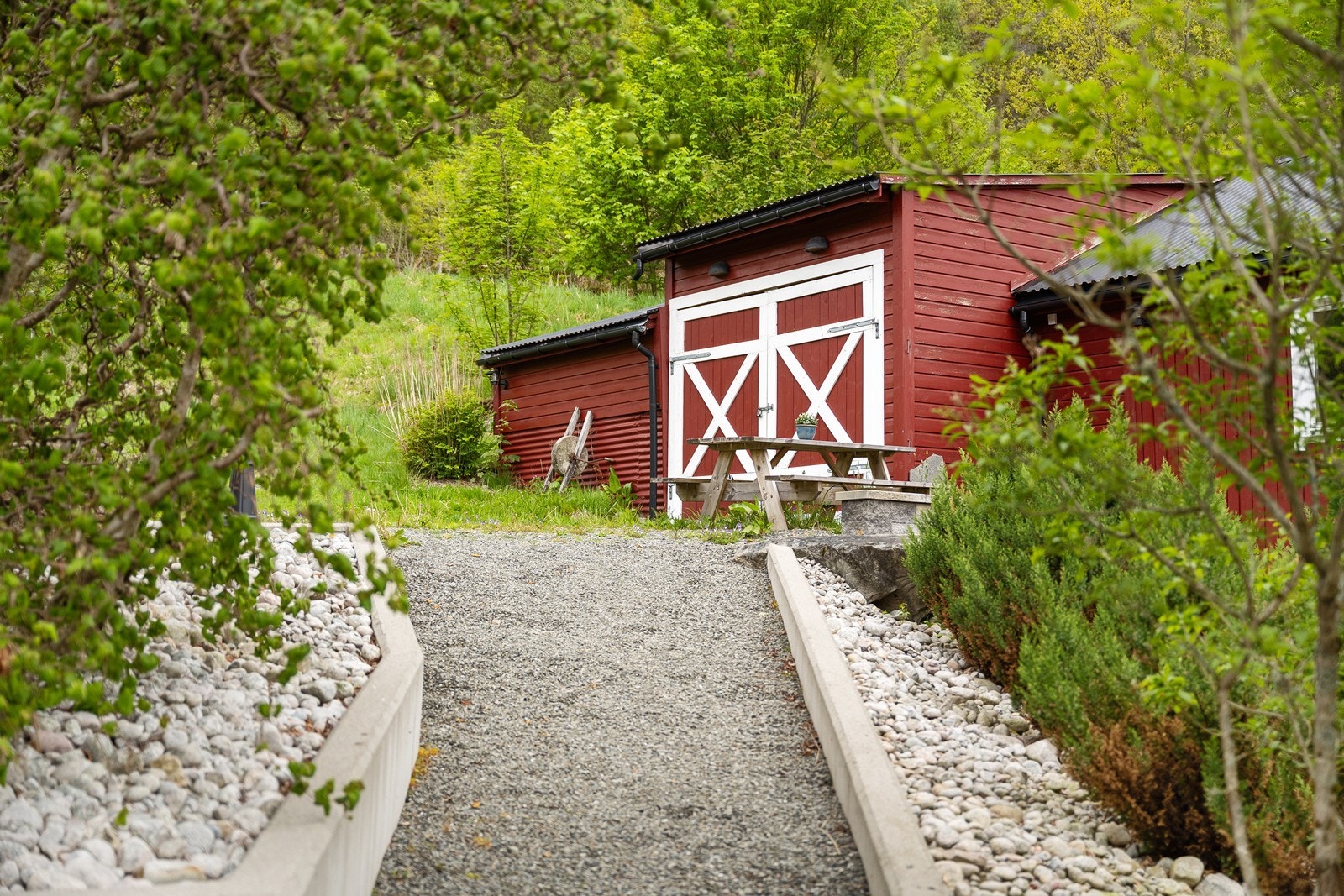 Gangvei opp til låven og til parkeringen. Galleribilde