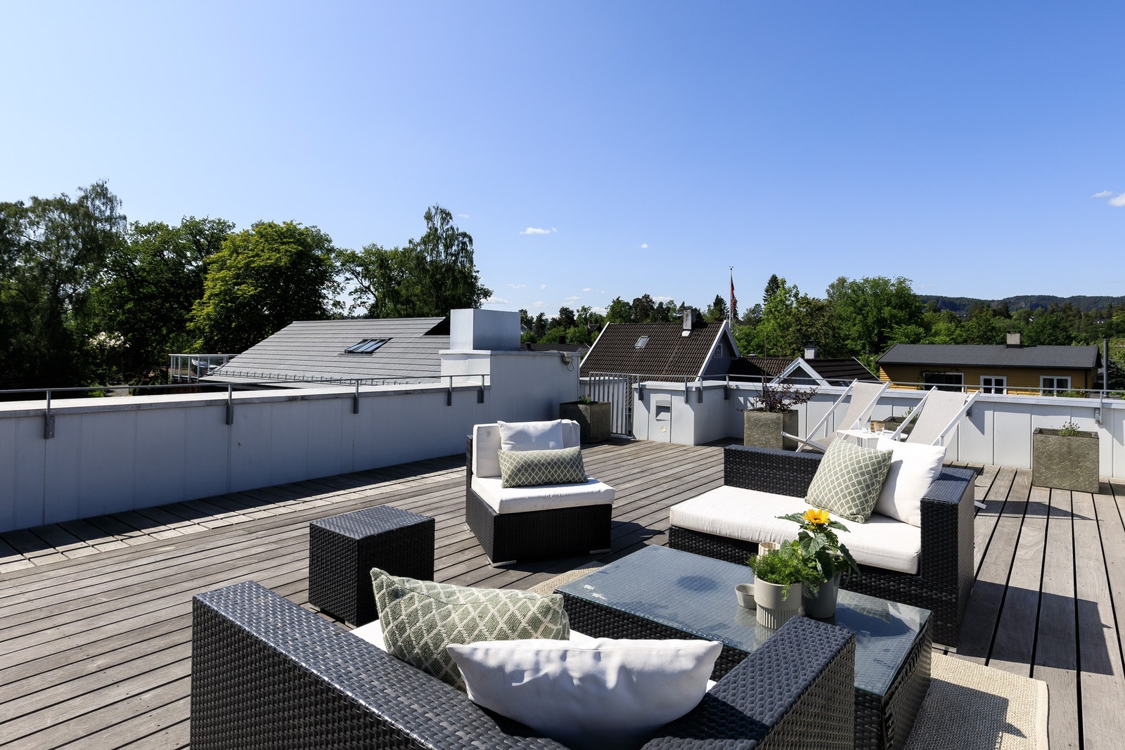 Solrik takterrasse med fantastiske solforhold og utsikt til sjøen Galleribilde