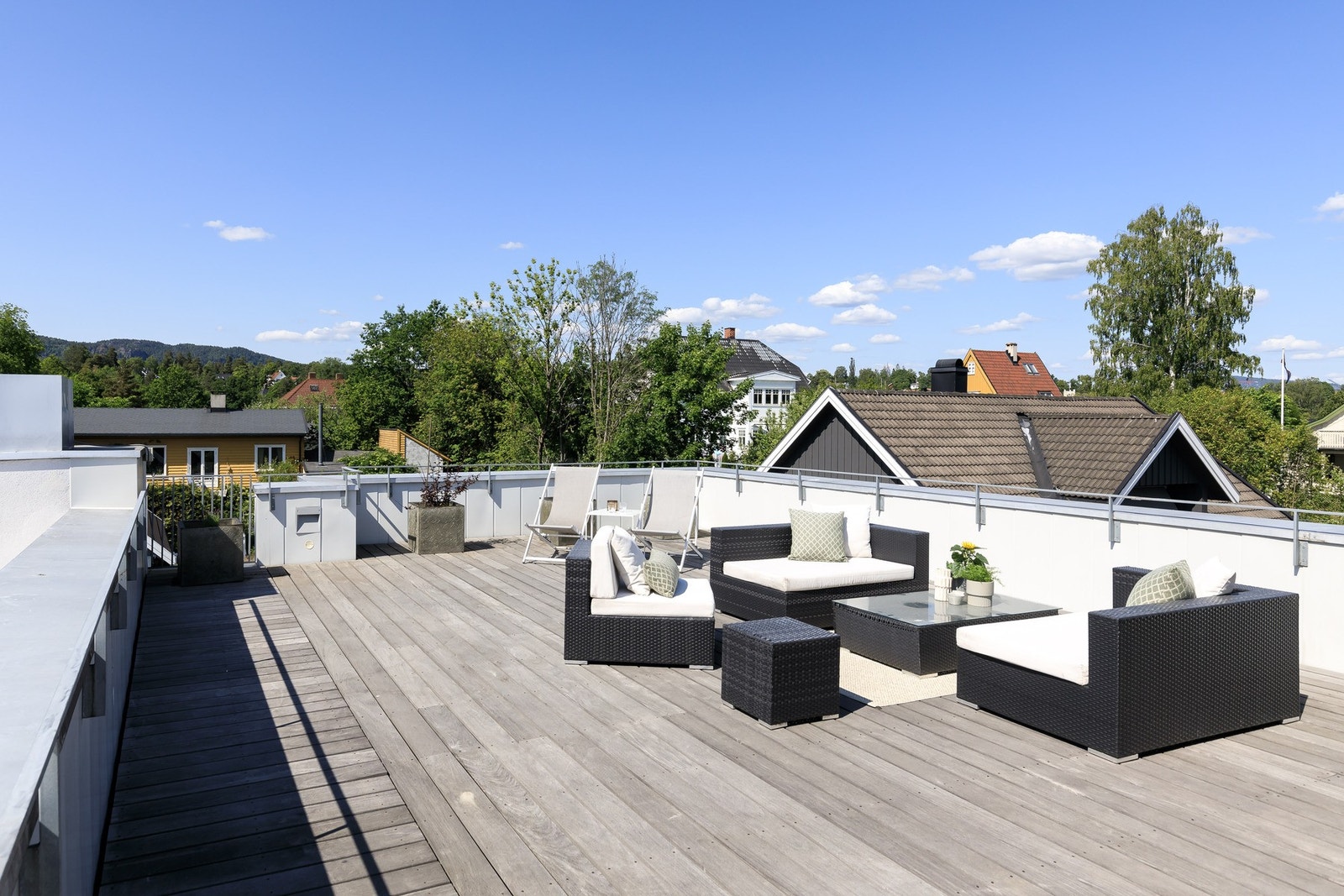 På husets tak er det innredet en fantastisk takterrasse med unike solforhold og utsikt til fjorden Galleribilde