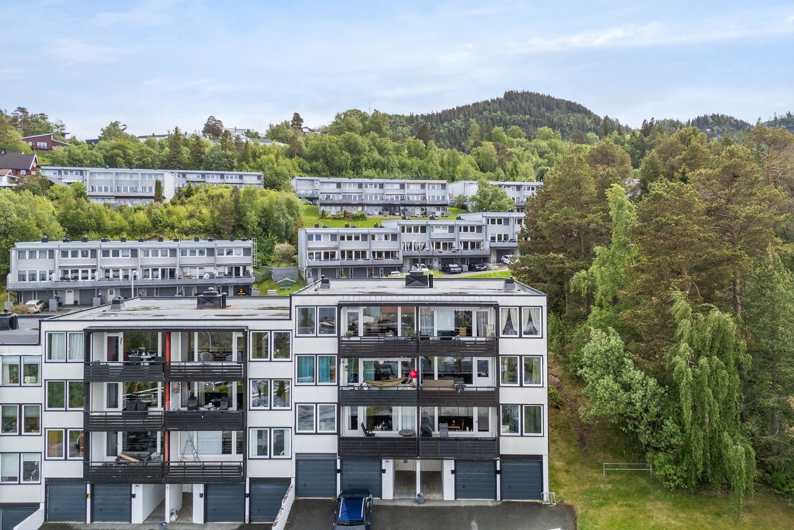 Utvendig fasade på fremsiden ble malt i 2025, og drenering ble gjennomført i 2023. Galleribilde