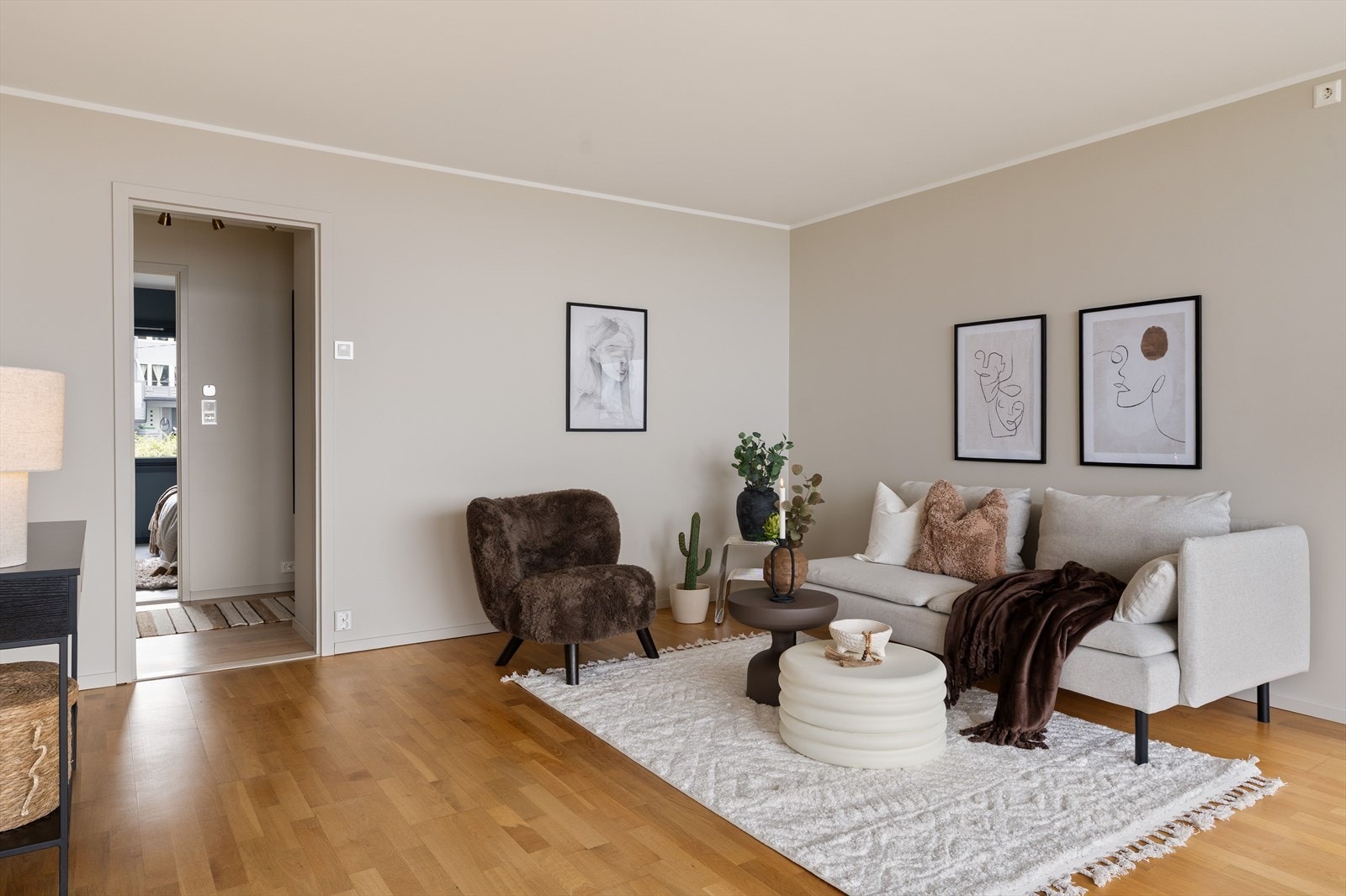 Rommets utforming gir god plass til sofagruppe, mediemøbler og spisebord. Galleribilde