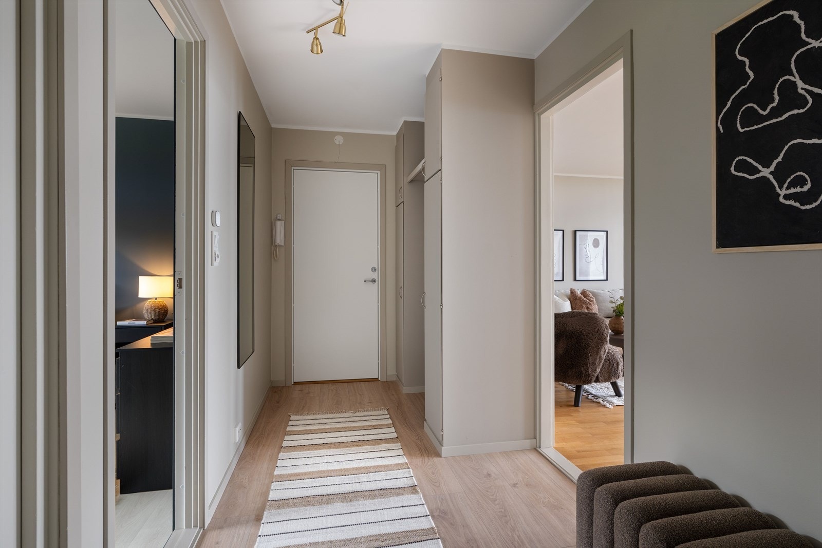 Leiligheten disponerer to boder i kjelleren, noe som gir rikelig med lagringsplass. Galleribilde