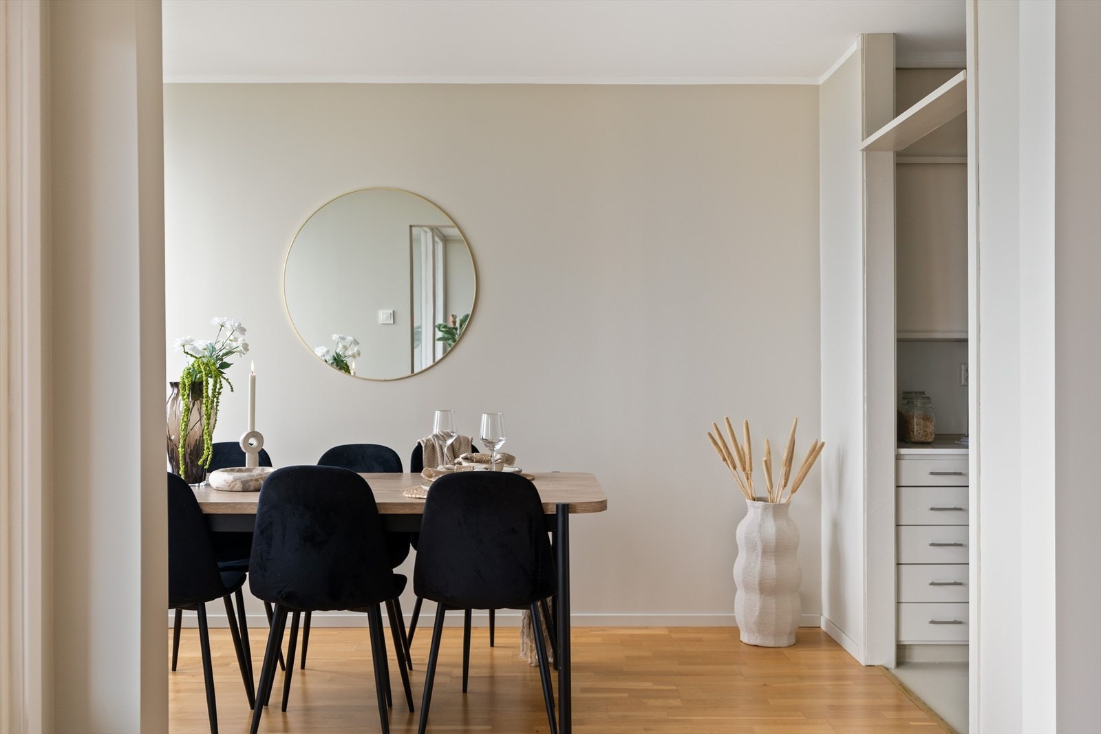 Kjøkkenet er adskilt fra stuen som gir mulighet for å etablere et ekstra soverom dersom behovet er til stede. Galleribilde