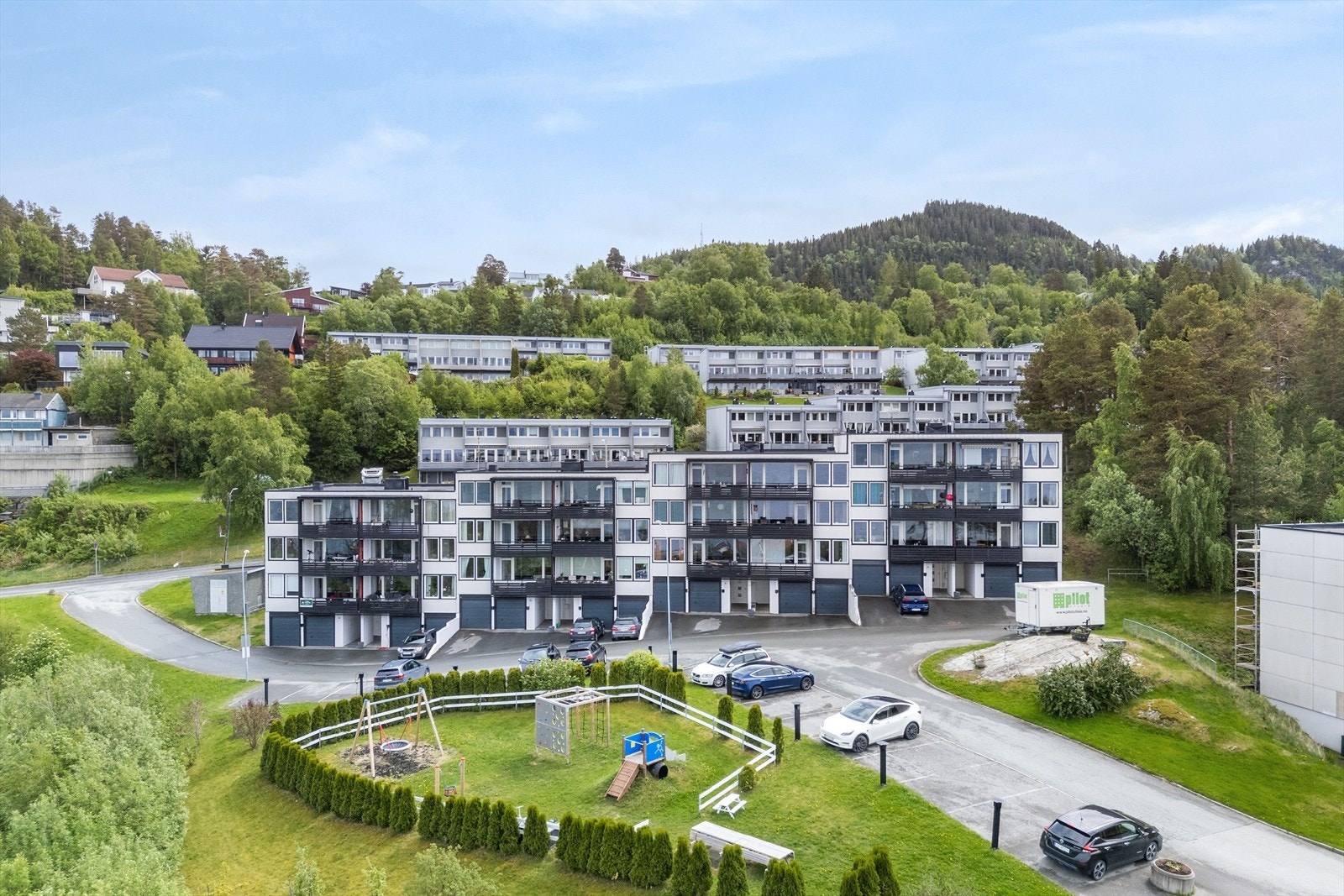 Sameiet tilbyr velstelte fellesarealer med store grøntområder, beplantning, lekeplass og sittegrupper som gir gode rammer for et hyggelig bomiljø. Galleribilde