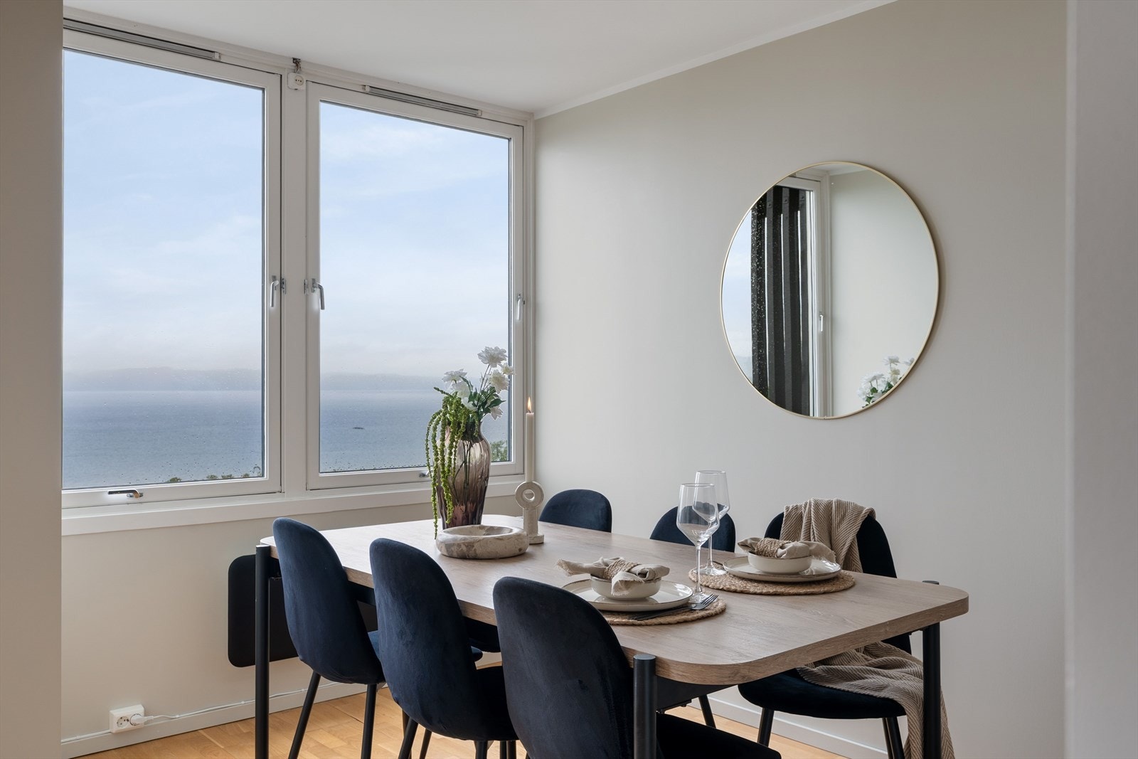 Ved kjøkkenet er det plass til spisebord hvor man kan nyte et godt måltid med nydelig utsikt. Galleribilde