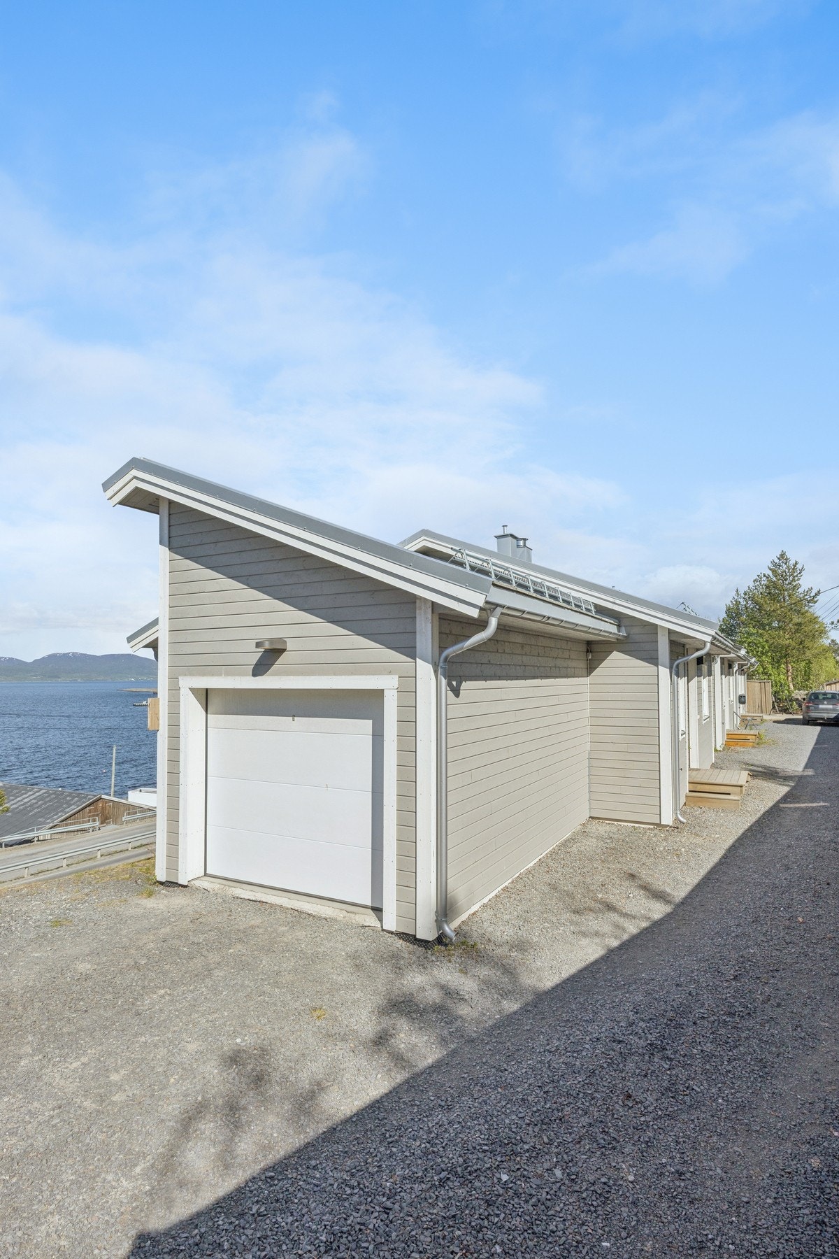 Gruslagt innkjørsel og parkering. Galleribilde