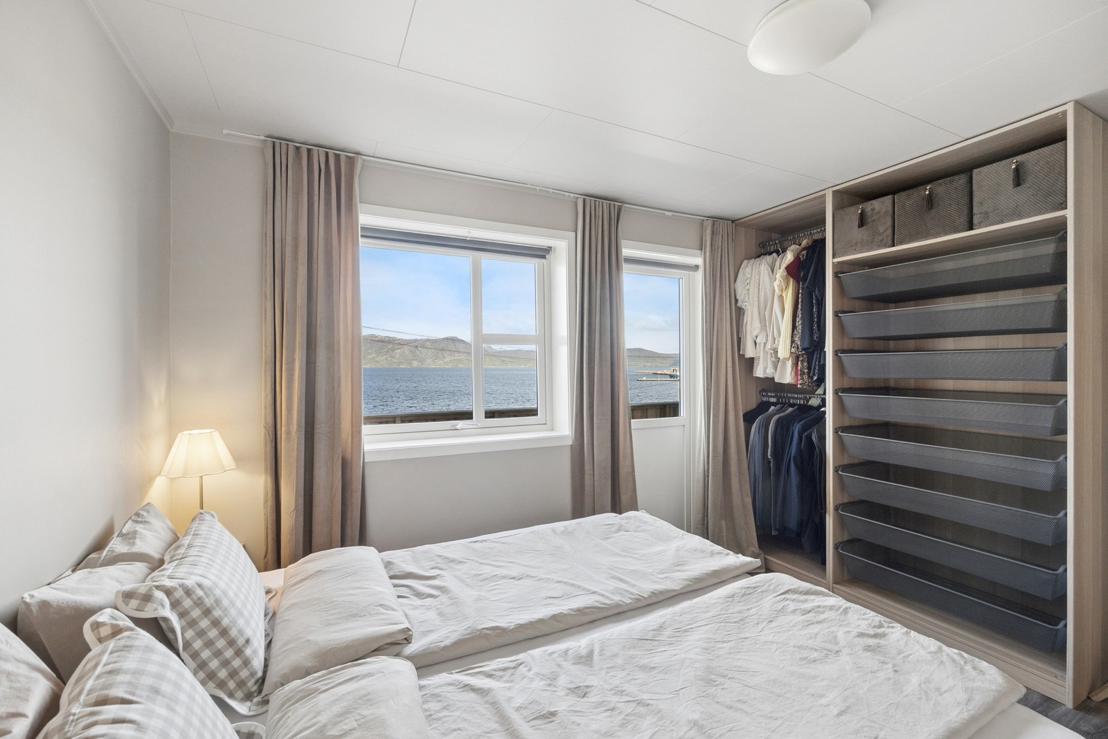 Soverom 2 har god plass til dobbeltseng og en åpen garderobeløsning. Galleribilde