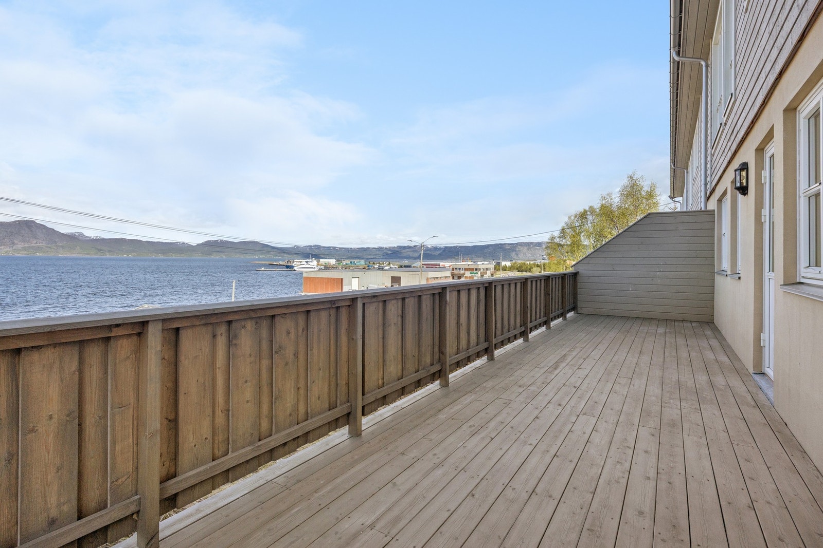 Stor terrasse med rikelig plass til utemøbler og utsikt mot sjøen. Galleribilde