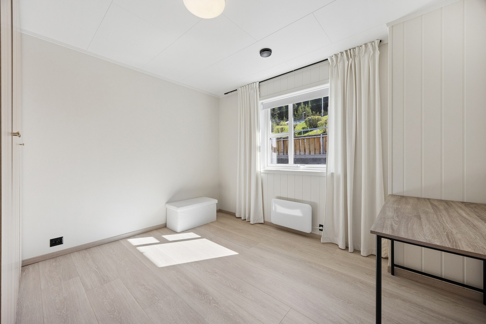 Soverom i hovedetasjen, praktisk plassert i tilknytning til entréen. Galleribilde