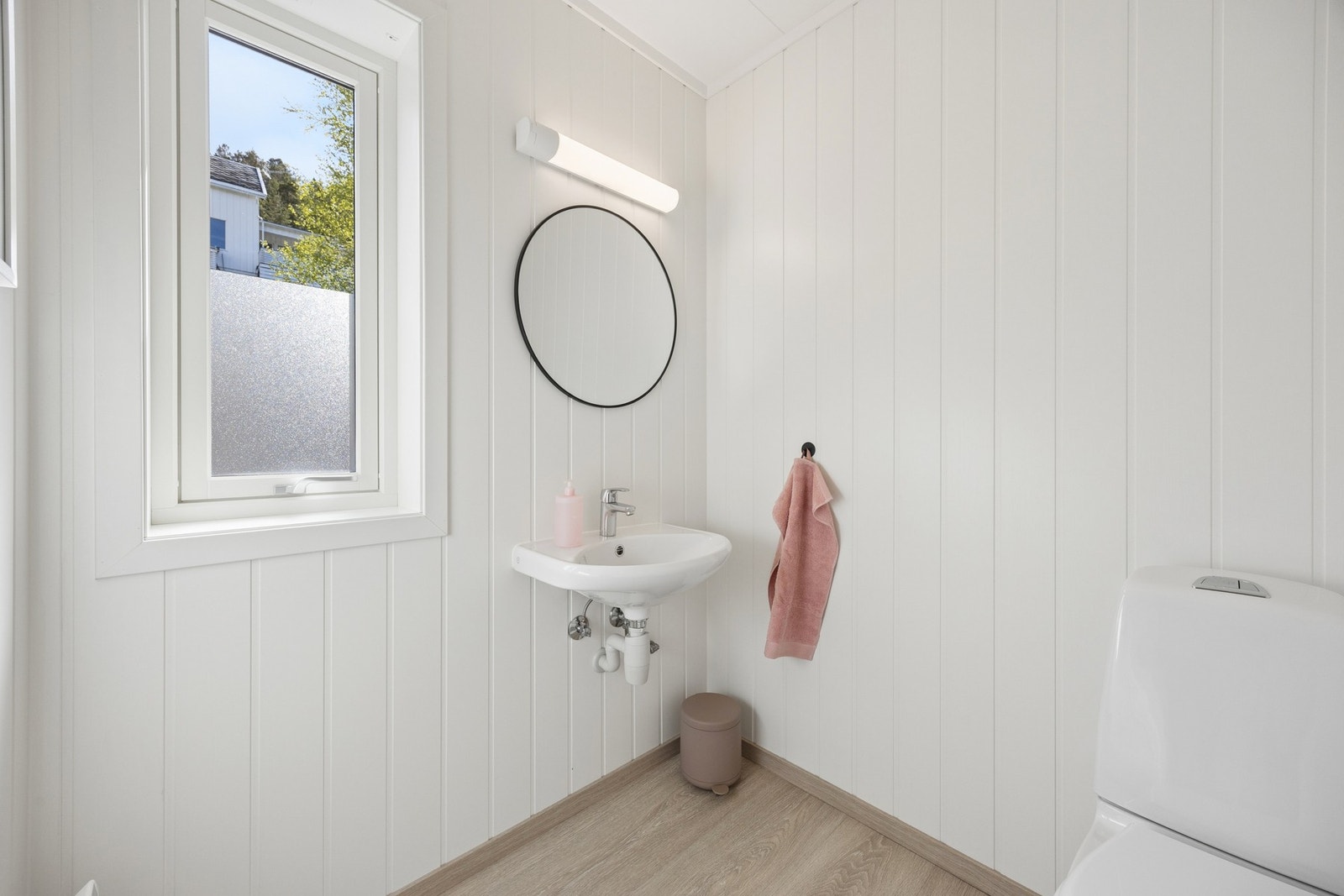 Toalettrom i hovedetasjen, innredet med vegghengt servant og toalett. Galleribilde