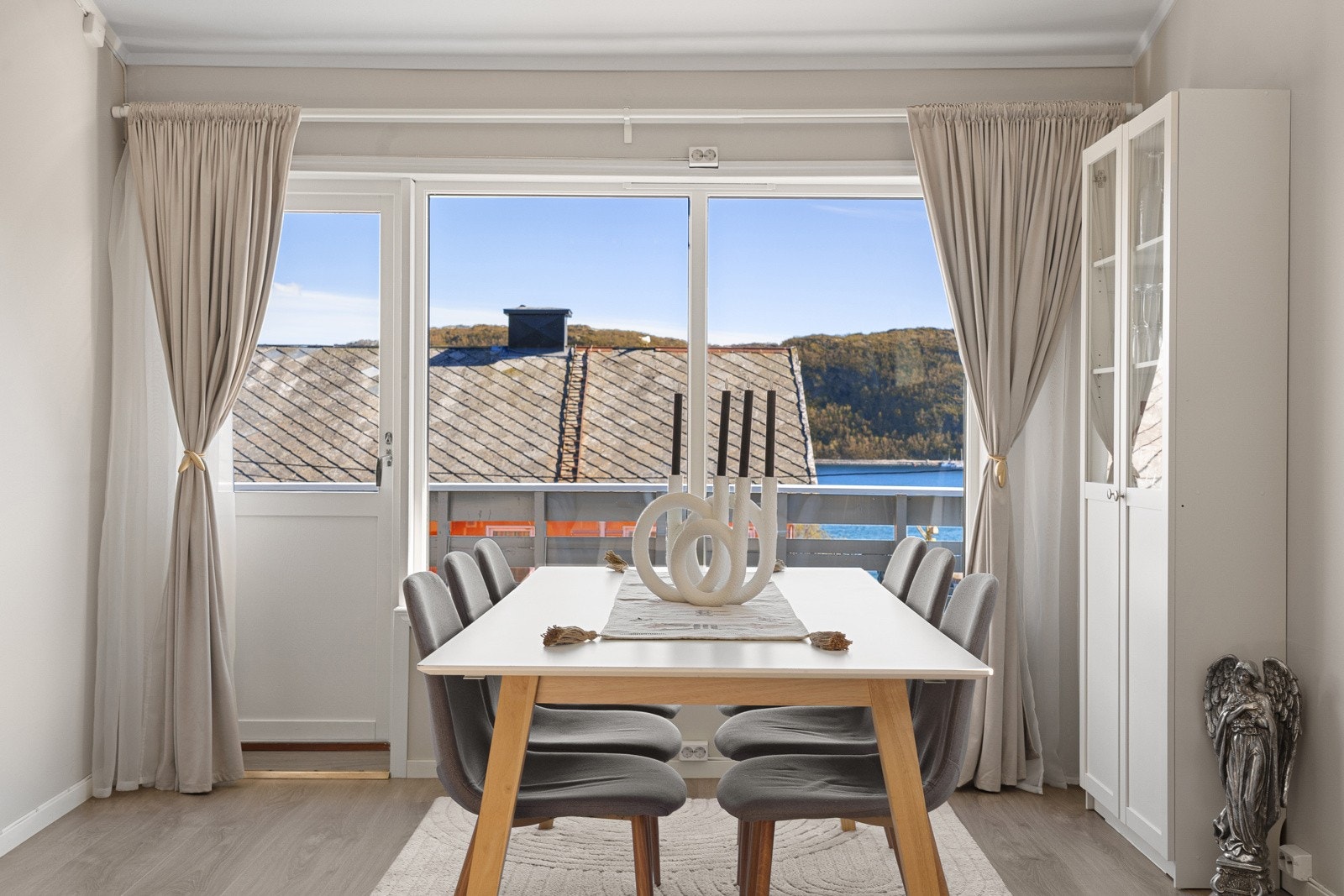 Storslått utsikt med utgang til veranda.