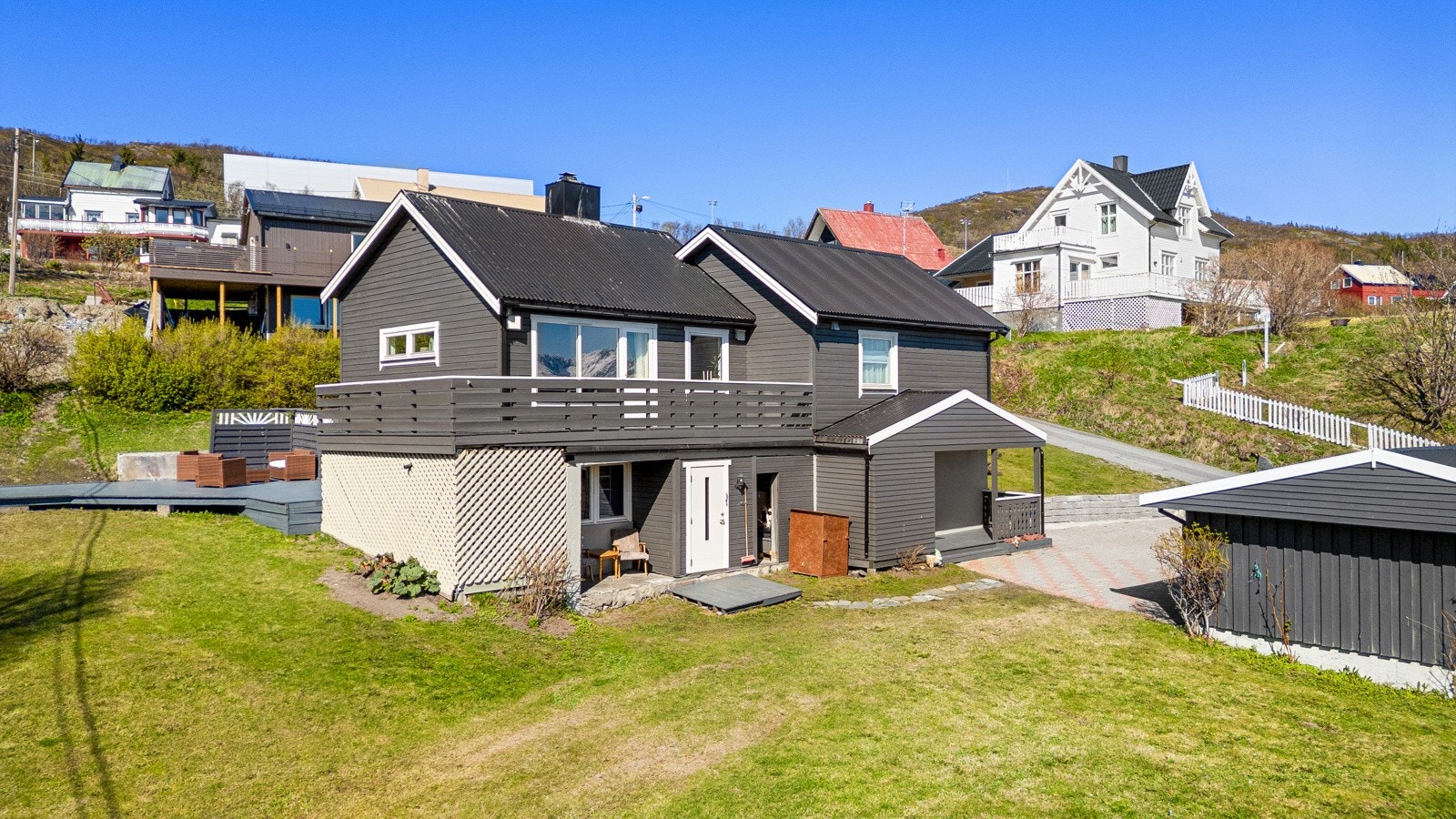 Huset grenser mot friareal og har romslig plen, steinlagt innkjørsel og dobbelgarasje.