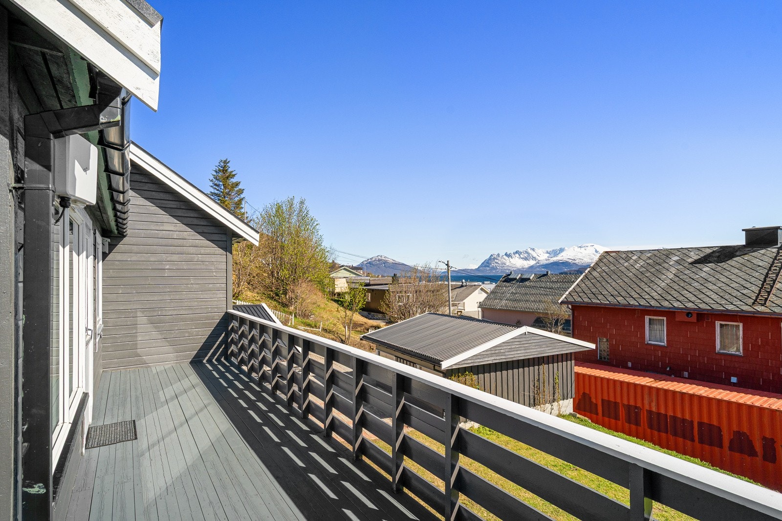 Boligen har mye areal i form av plattinger og verandaer.