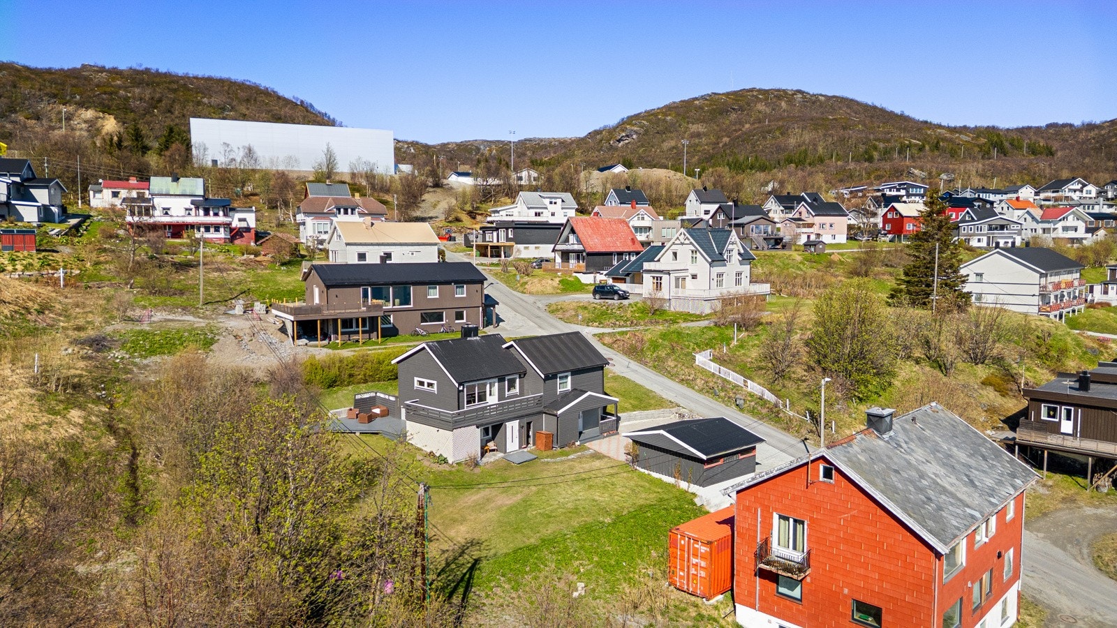 Bebyggelsen består i hovedsak av eneboliger og villaer med store og luftige tomter.