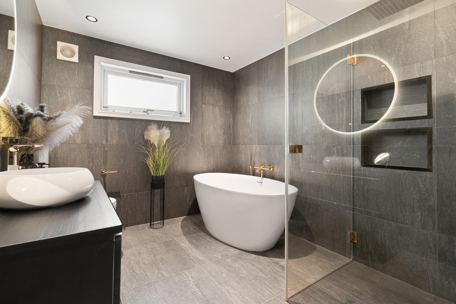 Badet er oppgradert i 2023 og har en stilren finish.