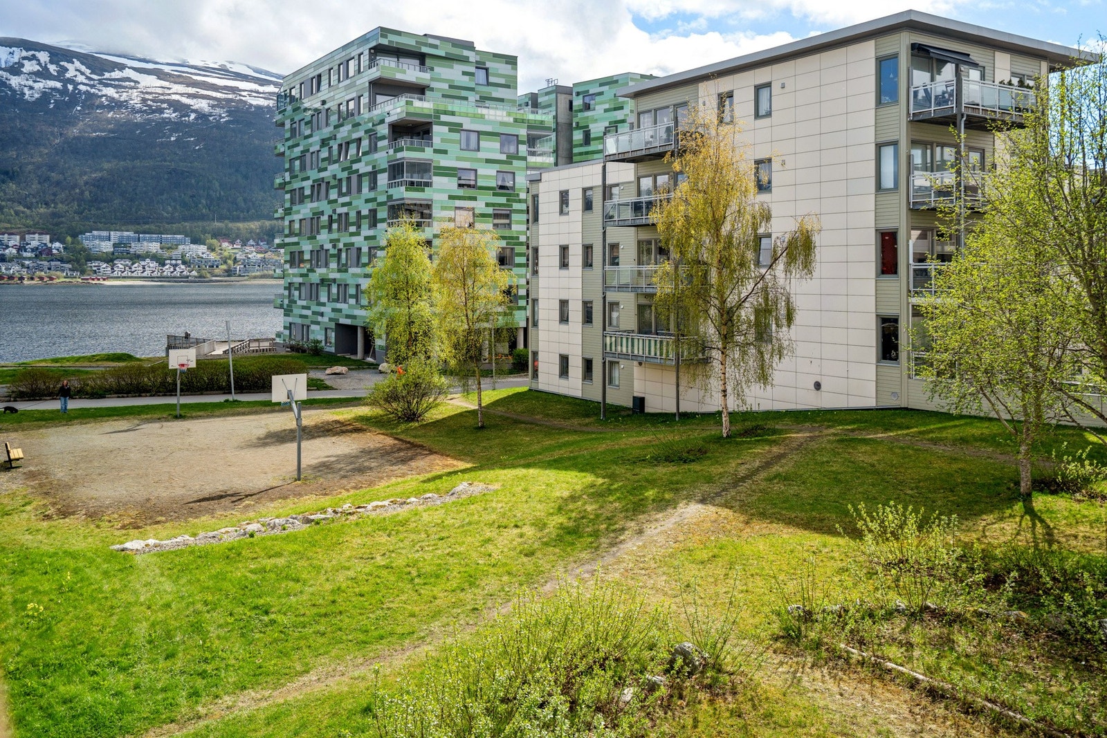 Bussholdeplass ligger kun tre minutter unna, med linjer som kobler deg effektivt til resten av øya og fastlandet Galleribilde