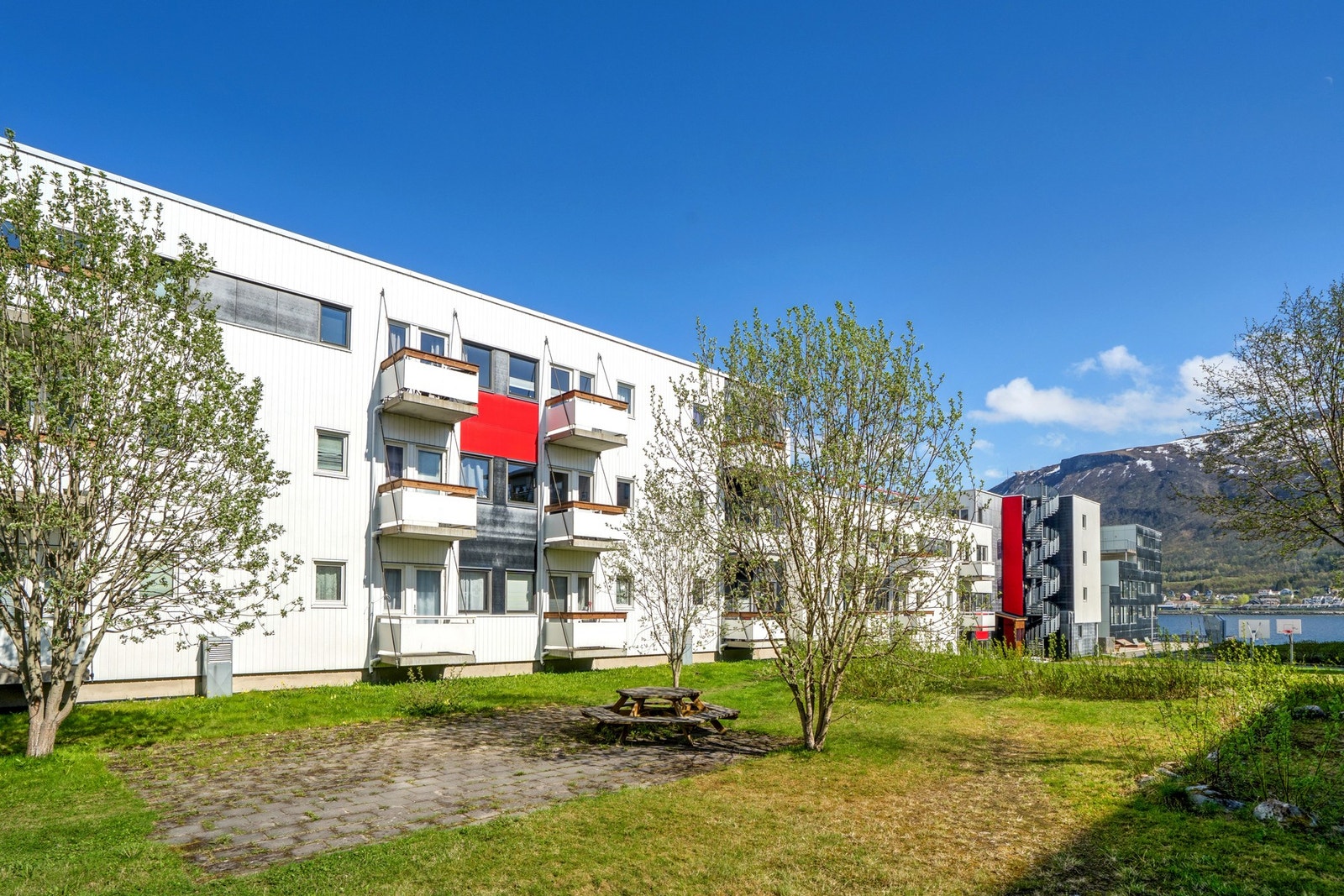 Leiligheten ligger i midten av bygget, og disponerer en ekstern bod på 6 m² i bygningens underetasje. Galleribilde
