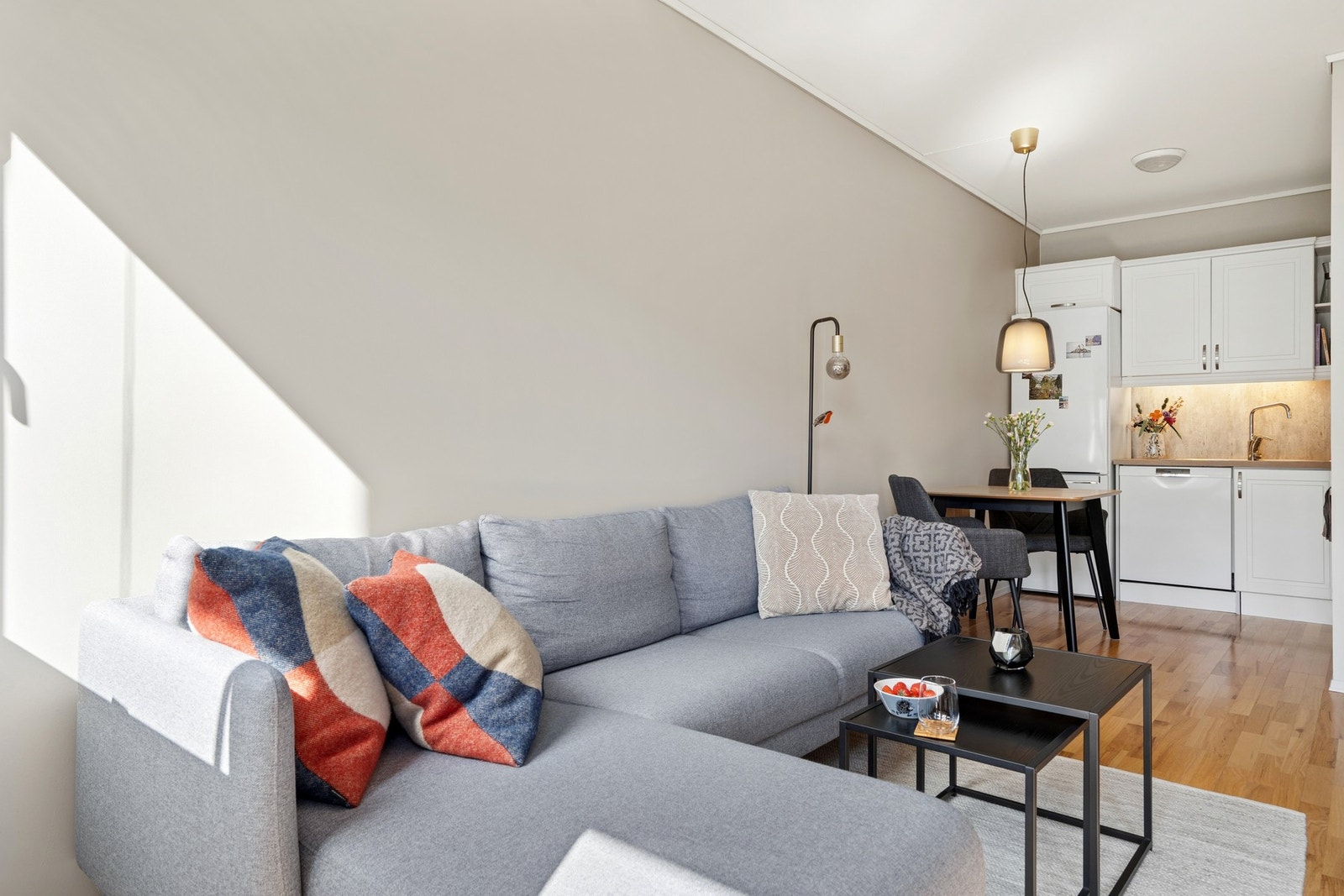 Vegger i deler av stuen og gangen er nylig helsparklet. Galleribilde