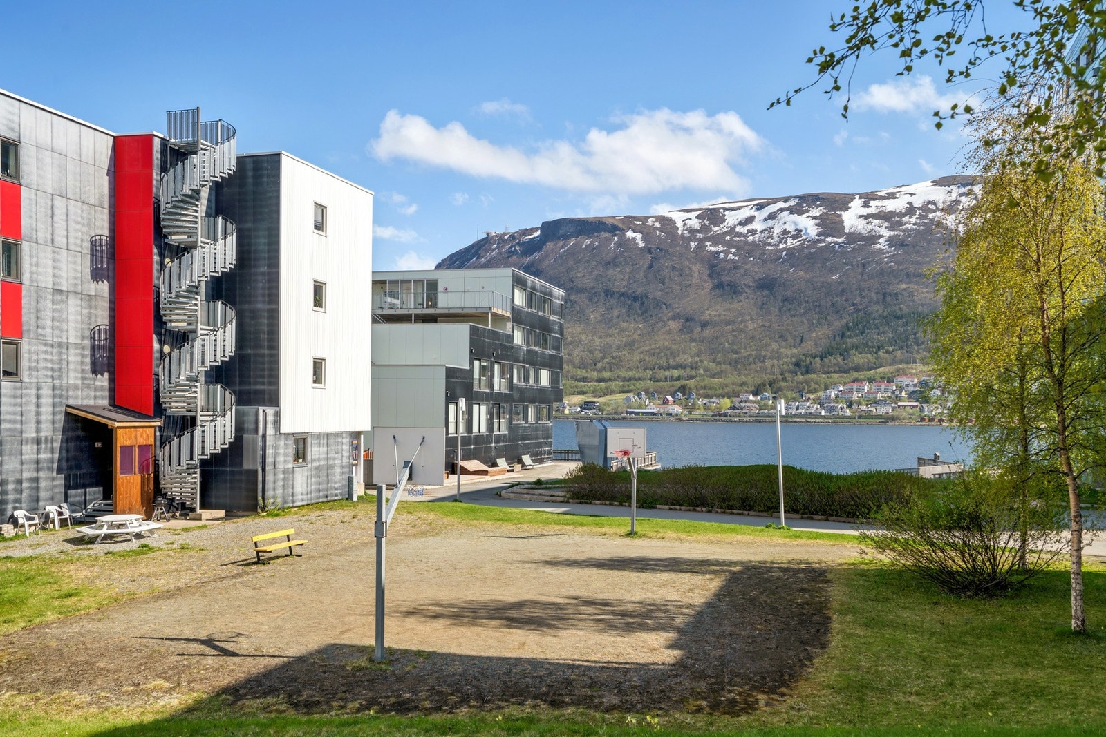 Nærområdet byr på ballbinge og grøntområder for lek og aktivitet. Galleribilde