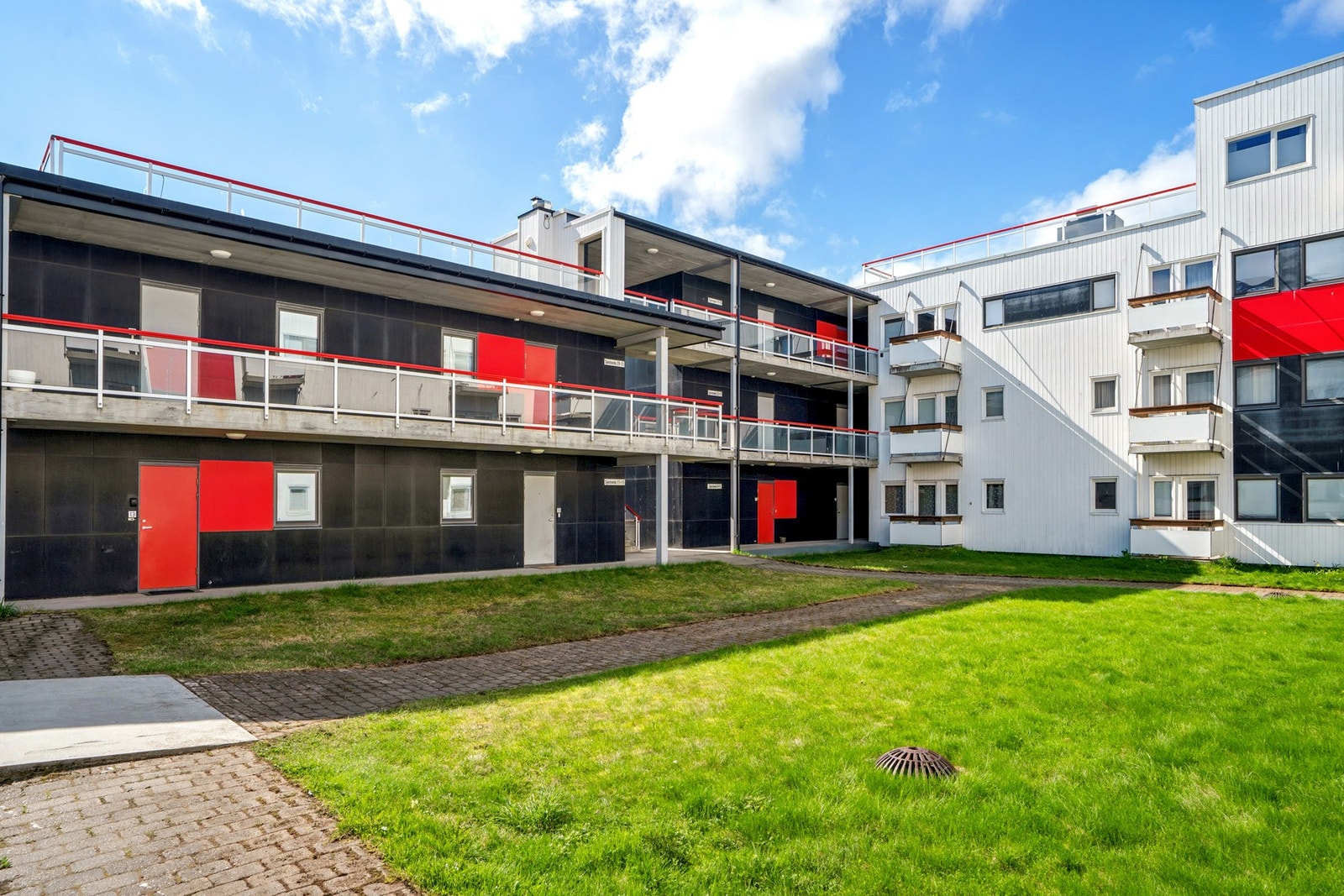 Bygningen er fra 2005 med bærende konstruksjoner i stål og betong. Galleribilde