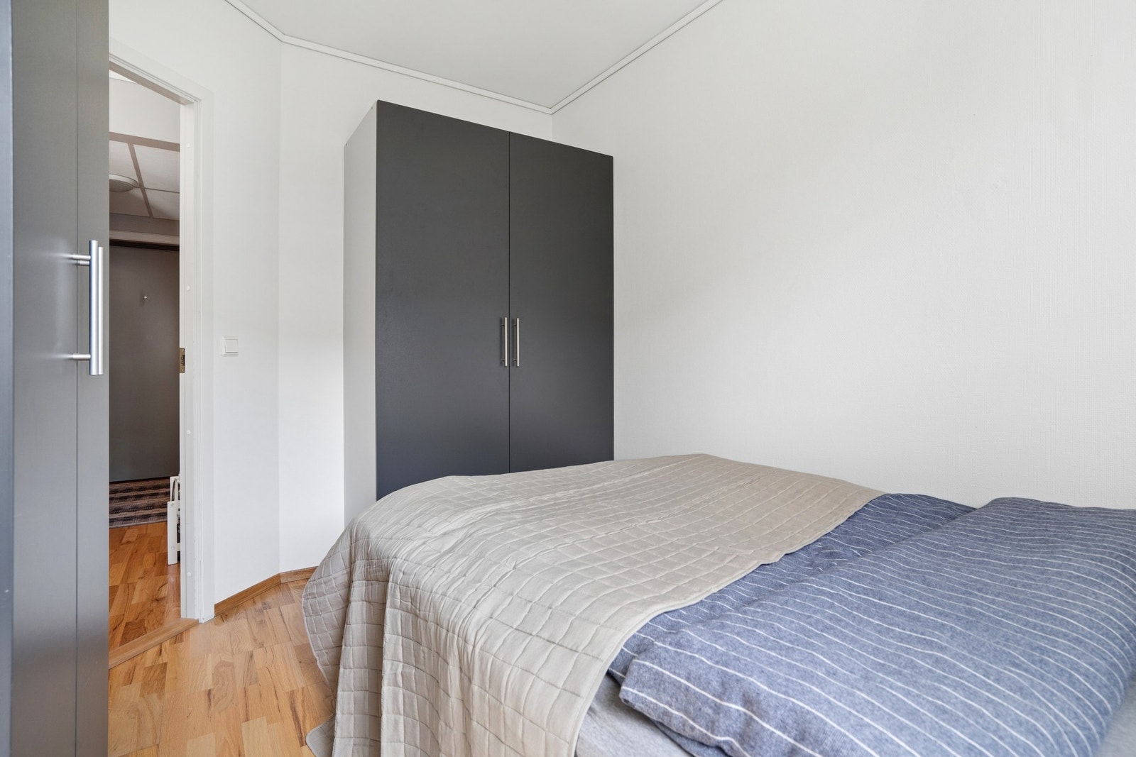 Rommet har parkett på gulv og malte overflater, i likhet med resten av leiligheten. Galleribilde