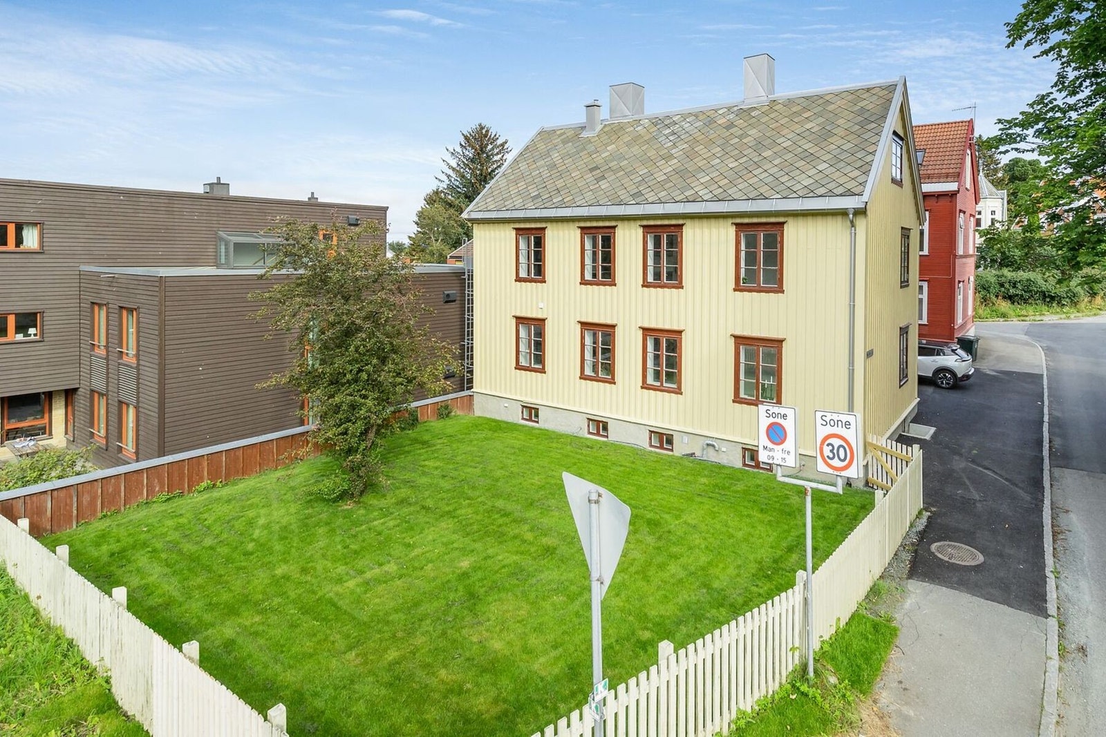 Boligen ble betydelig oppgradert i 2021/2022, og består av tidsriktige og fine materialvalg. Galleribilde