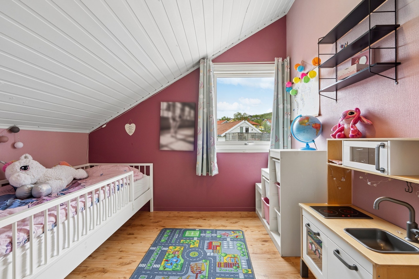 Rommet har plass til både seng og lekeareal. Galleribilde