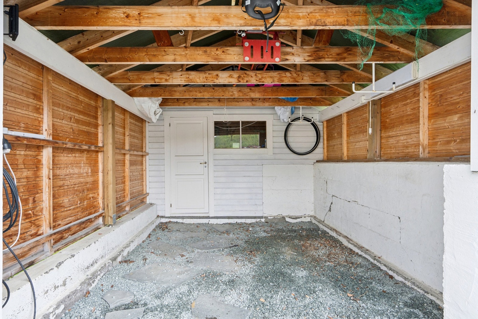 Carport med tilhørende bod gir god lagringsplass. Galleribilde